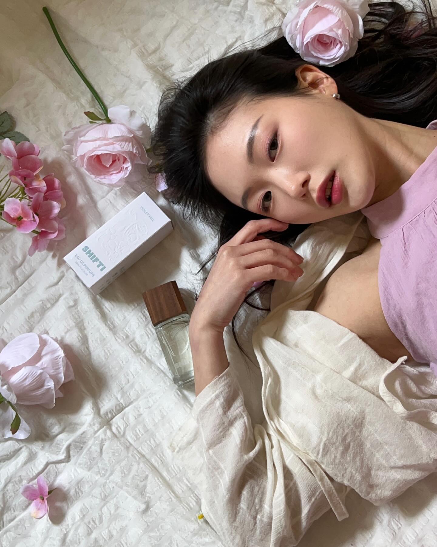 SHIFTI(시프트아이)에서 향수를 선물받아 써보게 됐어요☺️
ISO16128 기준, 쳔연 유래 지수 98~100%의 원료만을 사용한다고 해서 더 궁금한 마음으로 시향 해봤답니다!
제가 시향 해본 향은 <바이올렛 힐> 이라는 향이었는데, 보라색 좋아해서 바이올렛 이라는 이름에 끌려 선택했을 뿐인데 너무나 취향에 딱 맞는 향을 찾아버렸지 뭐에요…💜
처음에 산뜻한 시트러스가 잠깐 탑노트로 스치고 갔다가 향긋한 플로럴 향과 약간 묵직한 머스크가 잔향으로 하루종일 머물러요…! 머릿속에서 청순하지만 성숙한 분위기가 물씬 풍기는 사람의 이미지가 그려져서 너무 매력적 이더라구요🙊
새로운 향수 찾고계신 분들은 시프트아이 한번 들여다보세용☺️
#광고 #시프트아이 #SHIFTI #오드퍼퓸 #향수 #sotd #향수추천