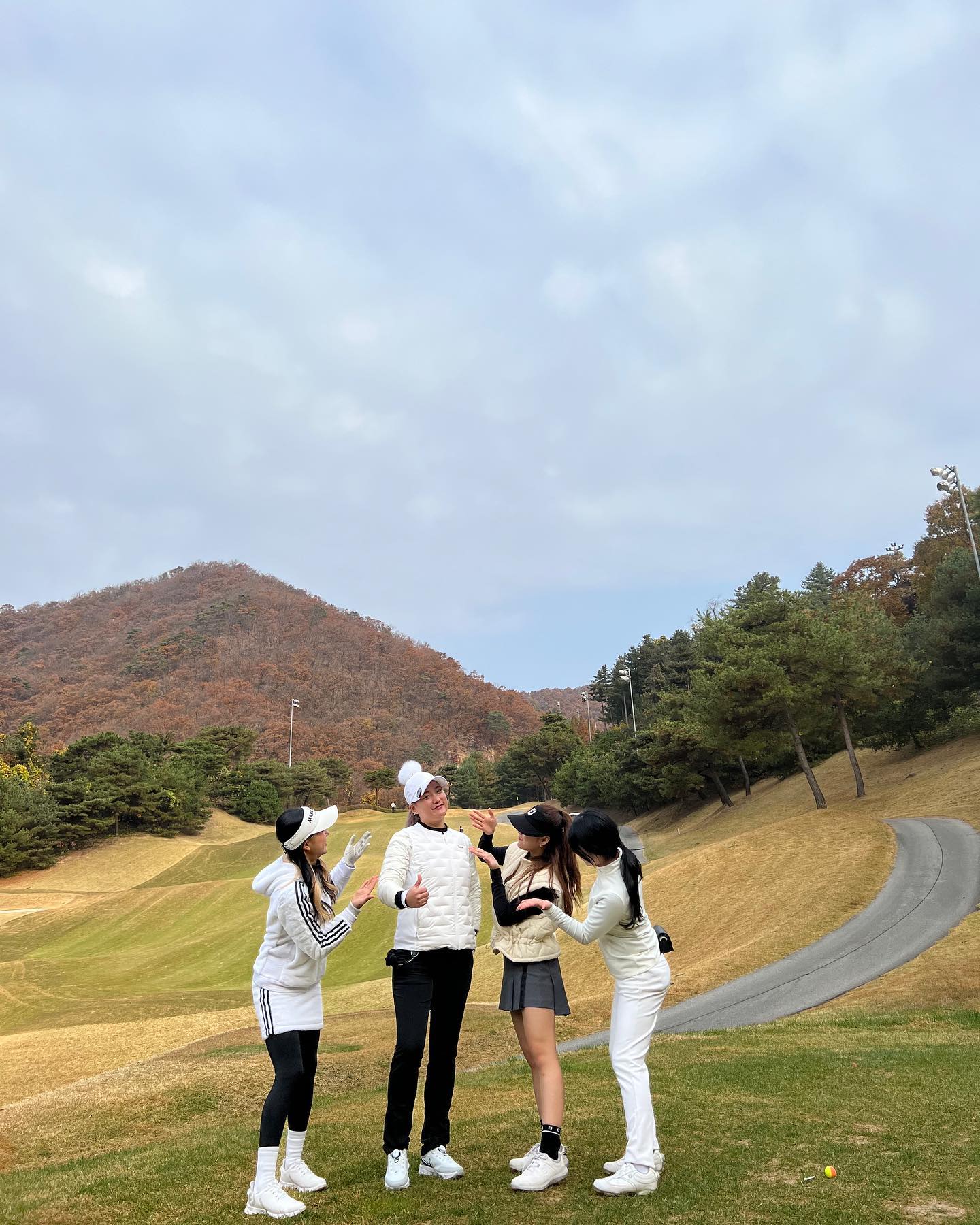 전날은 술 파티🔥다음날은 라운딩❤️
-처음으로 여자들이랑만 볼 쳐봐서 더 신났다💙❤️💙
#라운딩#센추리21#골린이#골프스타그램⛳