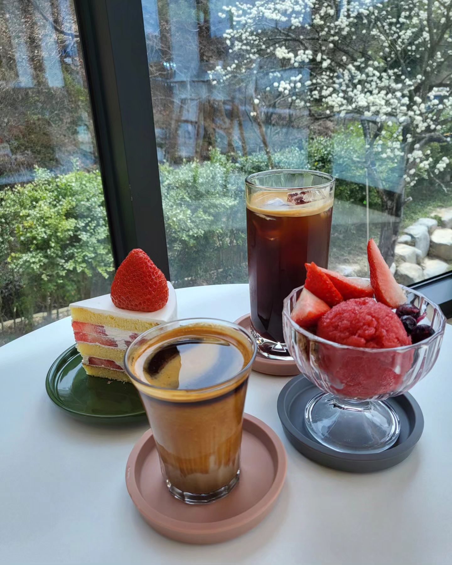 #협찬

✨️힙커피로스터스(hipcoffee_roasters)

전남 담양군 봉산면 유산길 33 
영업시간 11:00-21:00
라스트오더 20:30(수요일 휴무)
전화: 0507-1354-3943

한적한 마을이 넓은 마당이 있는 카페. 애견동반가능 합니다.
날씨 좋은날에는 야외테라스에서 차마시기 좋을듯! 1층 분위기가
블랙톤의 감성 있는 모던한 느낌에 핸드드립을 볼 수 있는 바 테이블도 있고, 2층은 화이트톤에 통큰창으로 벚꽃휘날리는것도 보고 담양뷰도 볼수 있습니다!딸기케이크는 적당히 단맛에 담백해서 너무 맛있게 먹었어요. 분위기도 좋고 오트넛 커피 맛있게 먹고와서 주변에 추천많이 했어요! 데이트 장소로 굿💕

#담양카페
#자세한후기는블로그에