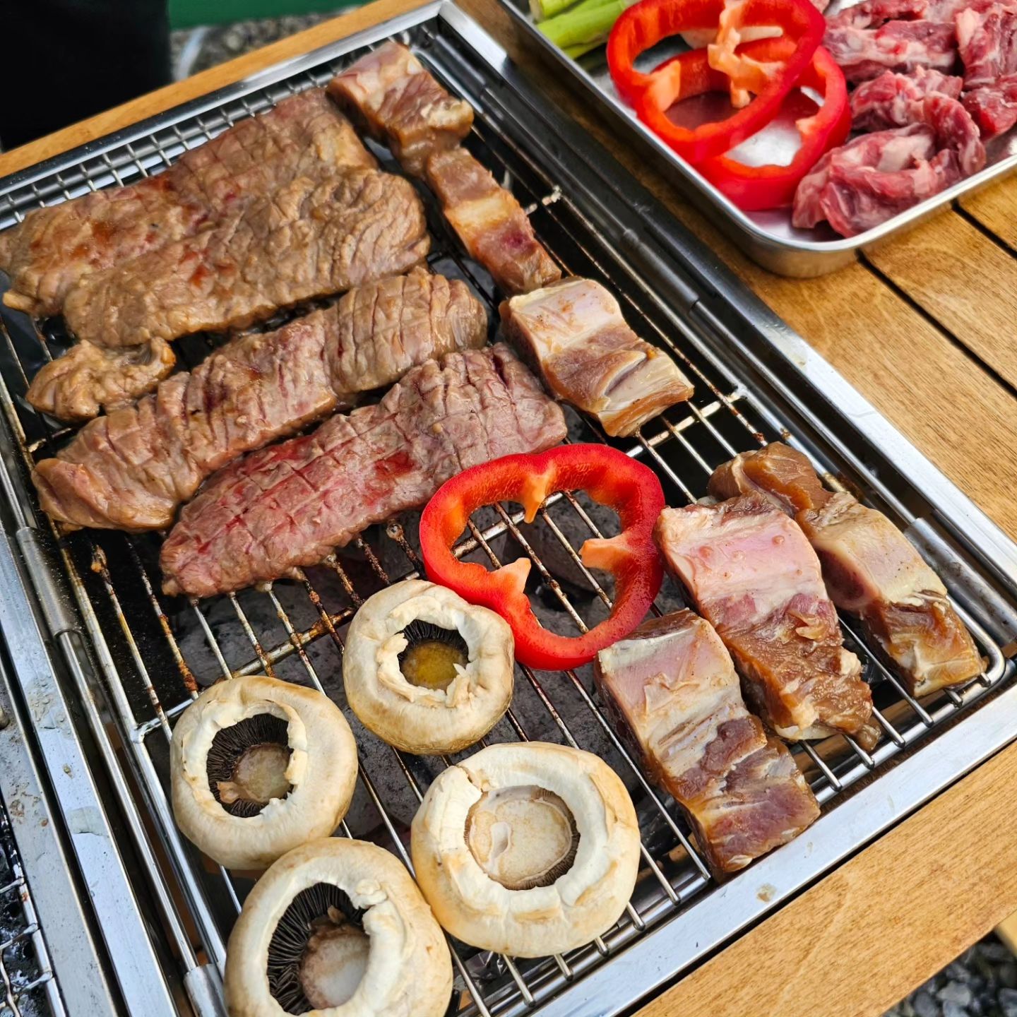 #제품제공 #호랑이백정 

고기는 매일매일먹어도 너무 맛있는데 진짜 저번 캠핑때 소갈비를 질리도록 먹은거같아요

뼈는 작은새우가 다 뜯었구요ㅋㅋ뼈 뜯으면 고기 다 먹은거랬는데~~

지난번에 너무 맛있게 먹었는데  이번에도 진심 최고였던 #호랑이백정소양념갈비 

가성비 좋고 맛 좋은 갈비 호랑이백정의 소양념갈비는 100% 수제작업을 하고

장인의 손길이 닿아 부드러운 고기식감과 감칠맛이 끝내줘요!

어른도 아이들도 너무 좋아하는 #호랑이백정 (tigerbj_ceo ) 소갈비 

팬에 구워도 맛있는데 숯불에 구우니 더더 맛있겠죠~ㅎㅎㅎ

이번주 어린이날 연휴때 온가족 함께 맛있는 소갈비 어떠세요?

☆호랑이백정 소양념갈비
●1kg한팩의 기본구성으로 호랑이백정의 비법양념으로 너무 맛있어요
●일일이 손질하여 맛있게 수제로 만드는 호랑이백정 소양념갈비
●육가공 30년장인이 직접 손질하여 깔끔한 고기만을 제공
●캠핑에서 숯불에 구우면 정말 100만배 더 맛있는 소양념갈비
● N0연육제, No방부제 천연과일로 만든 미친 맛의 특제 비법 소스
● 진짜 식당을 갈 필요가 없을 정도로 온가족이 즐길수 있는 소갈비
●특제소스로 단짠단짠의 소양념갈비의 맛을 극대화시킨 소갈비
●초이스등급의 질좋은 미국산소고기만을 사용하는 소양념갈비
●아이들이 너무 좋아하는 맛의 양념으로 아이들이 두그릇 뚝딱 비움
●신메뉴출시기념으 할인판매중일때가  득템찬스인 소양념갈비!!

구매처링크
https://m.smartstore.naver.com/tigerbj/products/9647733319

tigerbj_ceo

#호랑이백정 #소갈비살구이#소양념갈비 #소갈비 #소갈비구이
#양념소갈비 #갈비구이 # 양념갈비 #양념갈비살 #소양념갈비맛집 #갈비맛집 #소고기 #숯불소고기 #숯불소갈비 #숯불갈비 #갈비 #소갈비밀키트 #갈비밀키트 #소갈비살 
#cs크루  #c_s크루