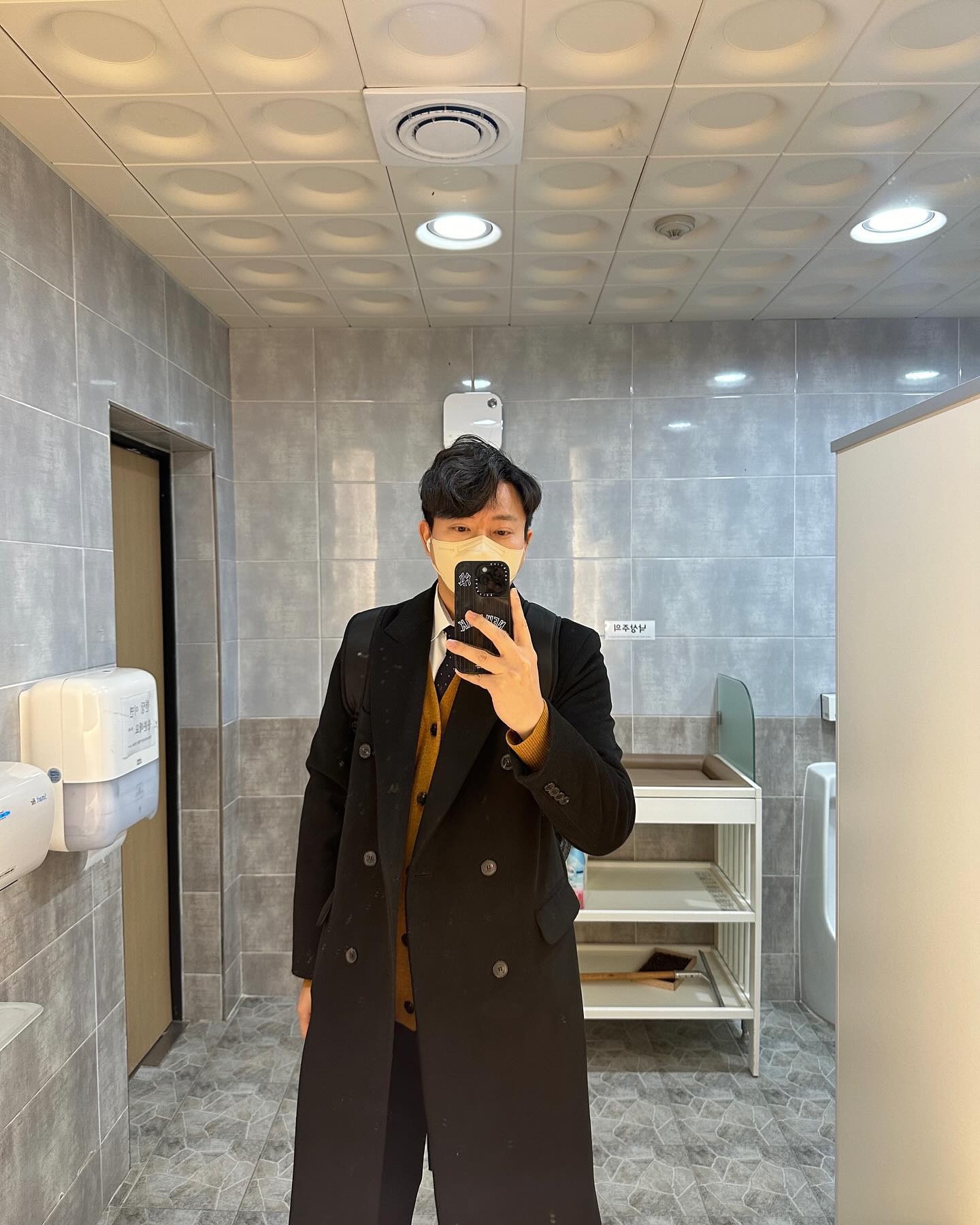 #출근룩 #직장인코디 

역시 화장실거울이 사진 국롤!
일하다 찍어본 #ootd 

<착장정보>
아우터 : 데꼬르소 블랙롱코트
decoroso_official 
가디건 : 갤럭시라이프 란스미어 가디건
lansmere_by_galaxy 
넥타이 : 커스텀멜로우
mycustomellow