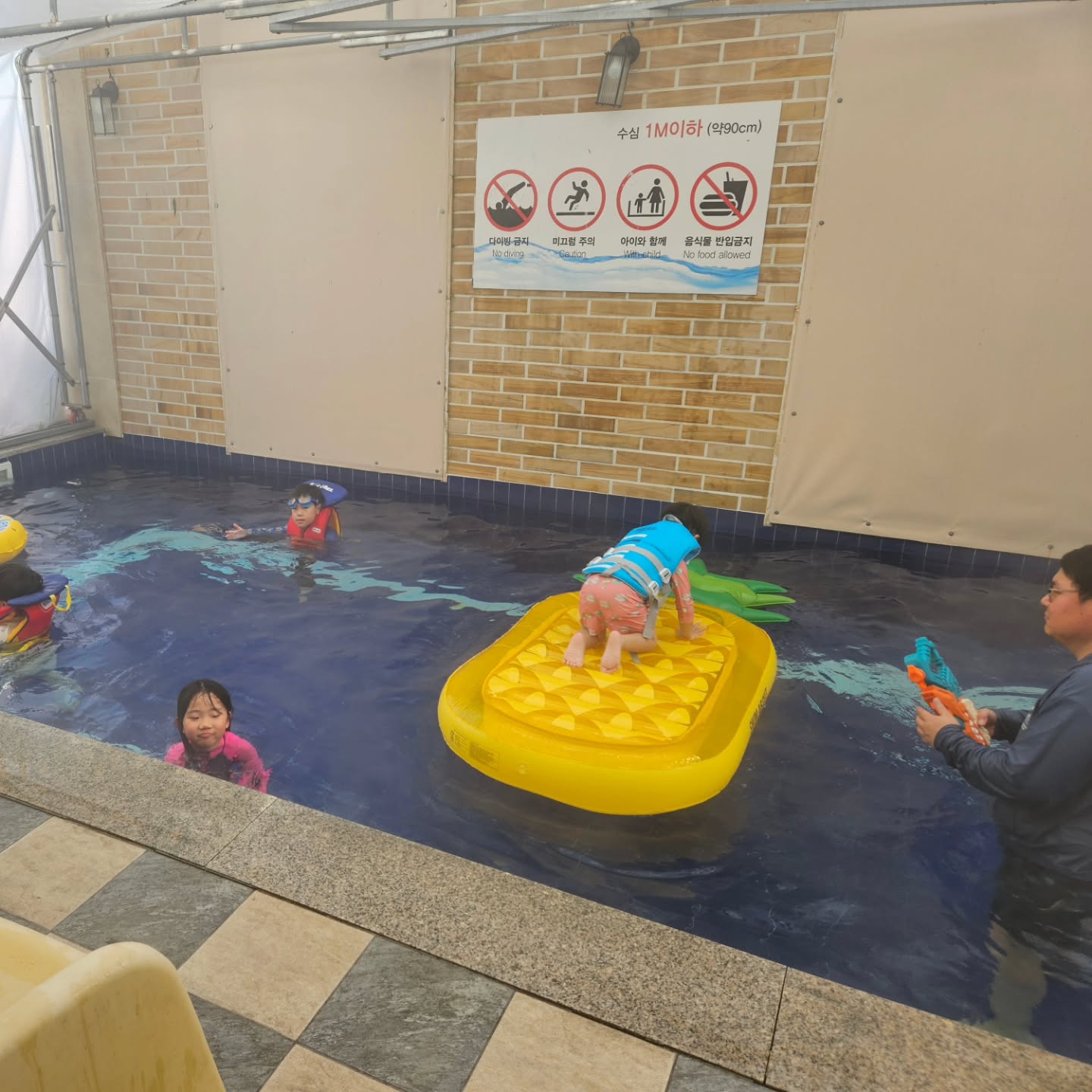 연말은 만남의 달..주말약속이 전부 풀이다..🫠

온수풀 정글짐 키즈풀빌라 
<대부도 다온🏠>

앞에 좀 걸어가면 갯벌이지만 애들은 물놀이 하느라 바쁘다🤣

#다온펜션  #독채풀빌라 #다온풀빌라
#대부도다온 #대부도펜션 #대부도키즈풀빌라 
#온수풀빌라 #대부도정글짐펜션 
#대부도펜션추천 #대부도독채펜션