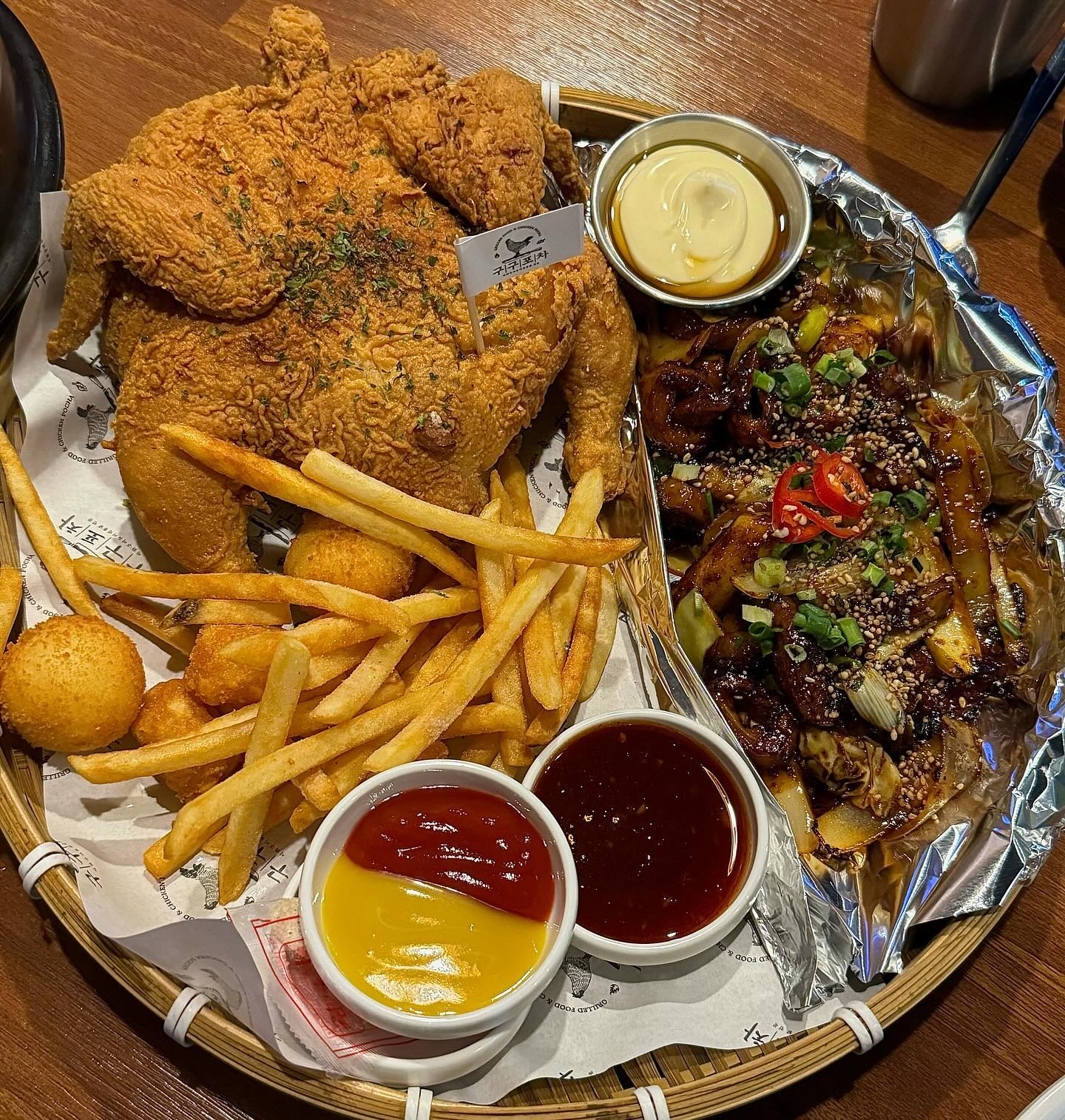 광장코아 안주맛집 치킨맛집, #구구포차 🤍

은근 술마시러 자주가는 광코인데 
갈때마다 어디가야할지 모르겠더라구요
단체로도 가기좋은 안주맛집 술집 찾음 ,,🫶🏻

구구포차 광장코아점에서 리뉴얼이벤트로 살얼음 생맥주가 
잔 당 1,000원이라는 점 ..‼️
(1인 1잔, ~1/31까지)

옛날통닭 직화구이 세트에서 막창으로 선택 !
양념막창 매콤 쫄깃하니 맛있었는데

옛날통닭이 진쨔,, 종맛 🩷🩷
바삭하면서 짭쪼롬한 튀김에 안에 살이 촉촉하고 야들야들하니 먹자마자 하나 더 시킬뻔 🤭

국물류, 안주류, 식사류 안주 종류들도 다양하게 있어서 
1차로 오든 2차로 오든 다 좋을 것 같은 곳이여서 아주 취향저격당했답니댯 ➰

치킨먹으러 또 가야징 💓

📍 대구 달서구 달구벌대로344길 17 1층 구구포차 광장코아점
✏️ 일 휴무, 17:00-04:00
🏁 99phocha_gj 

☑️ 옛날통닭 & 직화구이 set 25,900
☑️ 국물 떡볶이 6,900
️☑️ 소주 5,000

#광코맛집 #광코술집 #광코안주맛집 #광코치킨맛집 #광코맥주 #대구맛집 #먹팔