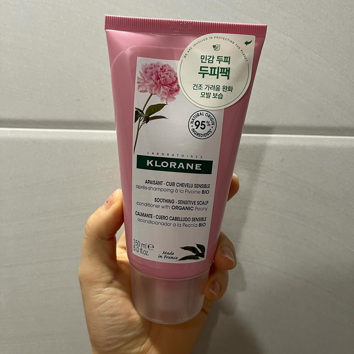#제품제공 

🌸클로란 피오니 두피팩🌸

✔️베타인, 글리세린 성분
✔️비건 포뮬라
✔️보태니컬 엑스퍼티즈
✔️생분해 포뮬라

피오니추출물 함유 포뮬러가 24시간 두피를 진정시켜, 
자극받고 건조한 두피를 편안하게 만들어 주더라고요❗️

또한 두피환경을 개선시켜 모발의 컨디션을 향상시켜주고, 
머릿결도 부드럽게 개선돼 쉽게 엉키지 않아요❗️
집에서도 충분히 두피케어를 시작할 수 있었고, 
두피건강과 머릿결을 동시에 관리가 가능한 
#클로란두피팩 추천해요👍🏻

#클로란 #클로란두피팩 #클로란피오니두피팩 #두피팩추천