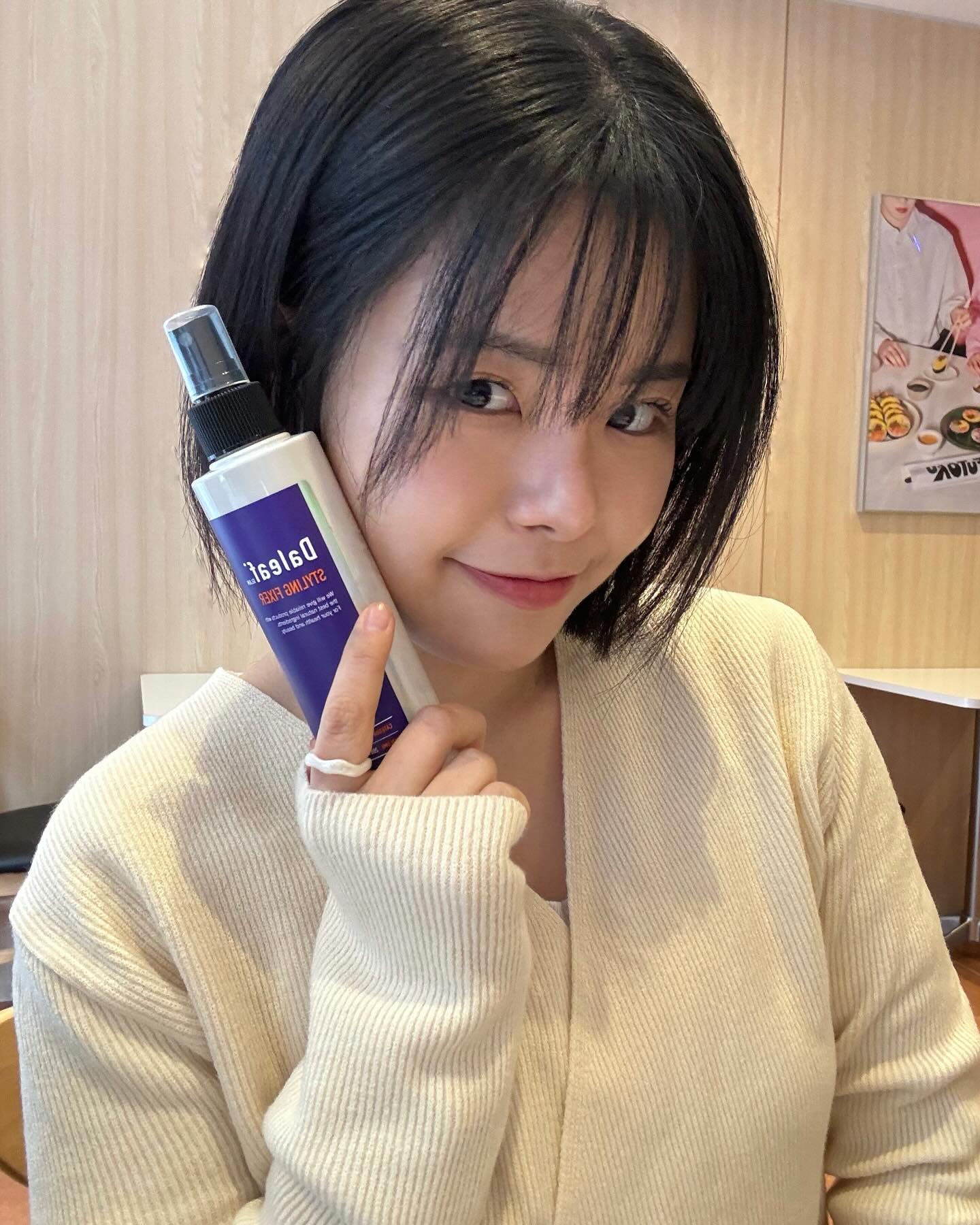 #협찬 #광고 겨울 바람에도 앞머리 절대 사수해🧣

바람 부는 날 앞머리 걱정되는 사람이다? #달리프픽서 추천⭐️
픽싱 강력해서 비 오는 날, 오랜 시간 외출할 때 써도 유지력이 좋아요💭
저처럼 매일 고데기 하시는 분들… 볼륨 유지에도 기가맥히는…👏🏻 
근데, 탈모 증상 완화로 성분까지 좋아버리기;;🍃 올영 달려가야 할 이유 생겨버렸습니다…💨

#달리프#daleaf#ダリーフ#픽서추천#올리브영픽서추천#올리브영픽서#아이돌픽서#헤어픽서#앞머리픽서 #앞머리고정 #미용실픽서 #올리브영추천