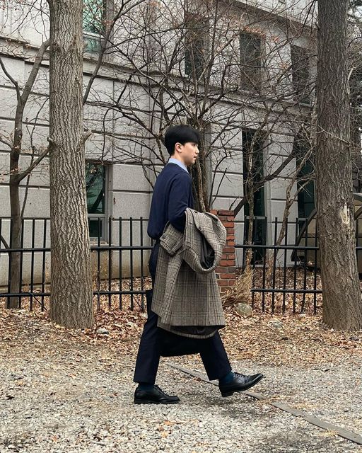 데일리운. on Instagram: "2023.02.10(금) ☁️ 최고: 7도 / 최저: 0도 - 어느덧 최저 기온도 영상대로 접어들었네요! 날이 조금 흐리기는 하지만, 공기에서부터 느껴지는 따스함🌻 오늘은 @tommyhilfiger