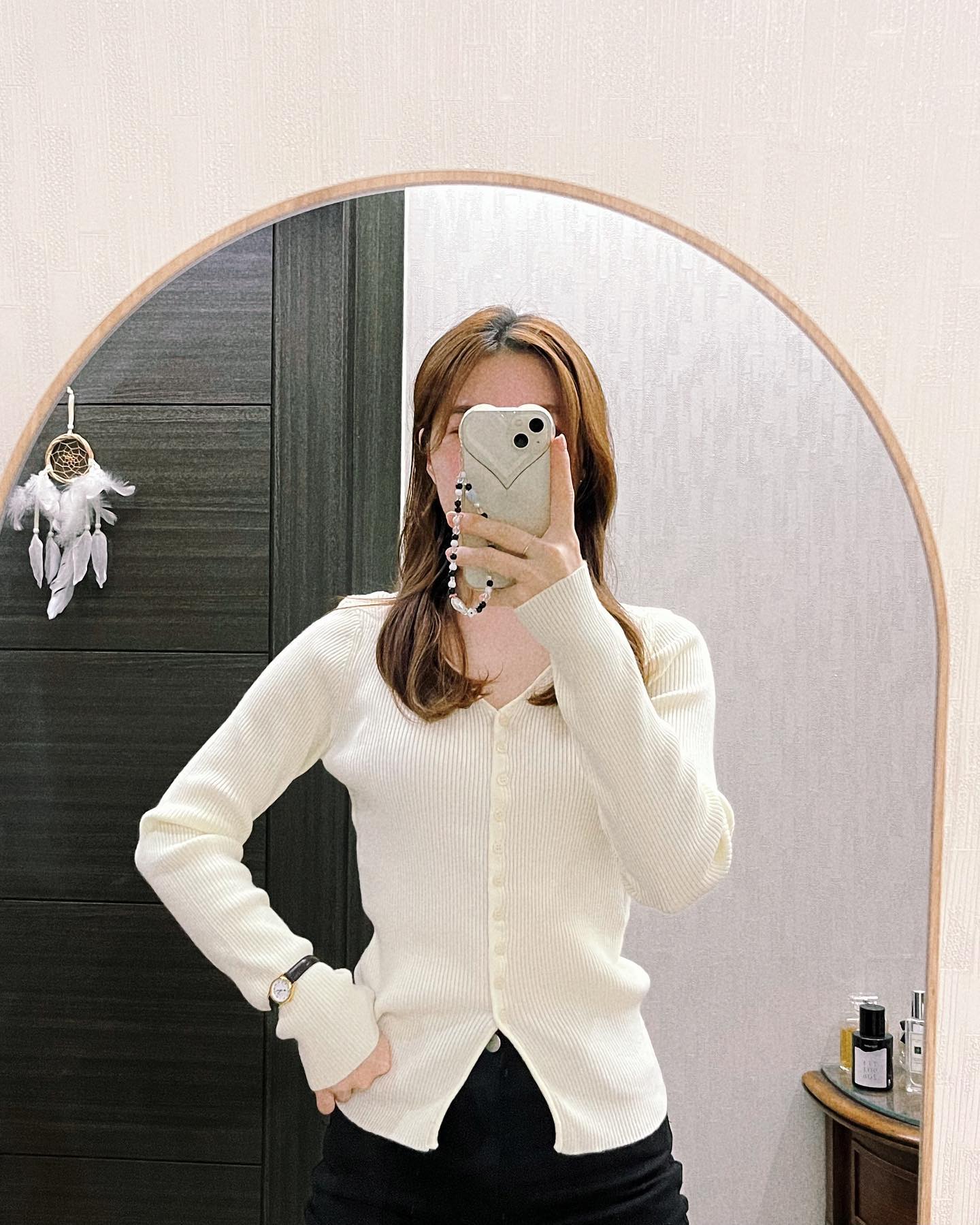 오랜만에 잠들어있던 #카시오시계 깨우기..⌚️🖤🖤
⠀
목이 추워보여서 #넥워머 듈렀는데..나름? 
꽨괜인거같아요? ..🥹💞

#가을코디 #11월옷차림 #메리제인슈즈 #모나미룩