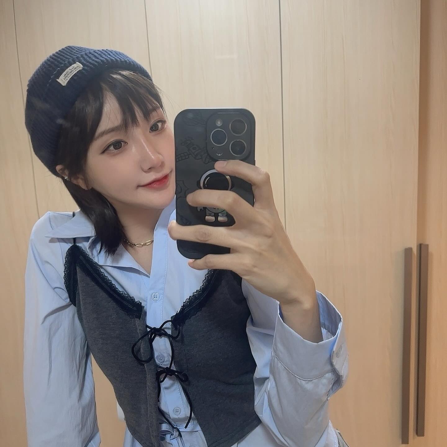 #협찬 
klips_official

머리를 몇년째 계속 긴머리 유지중인데
갑자기 단발로 잘라볼까하다가
정말 자르면 후회하고 맨날
붙임머리 할것같아서
클립스 중단발 통가발 한번 착용해봤어요
제가 착용한 제품명은 니나입니다
신제품으로 1월말 공식몰에서 정신판매할거예요

확실히 티가 덜나서 좋더라구요
가끔 긴머리에서 단발로
기분전환해야겠어요 :D

#클립스 #헤어스타일 #가발 #수제가발 #패션가발 #여자가발 #클립스가발 #신제품