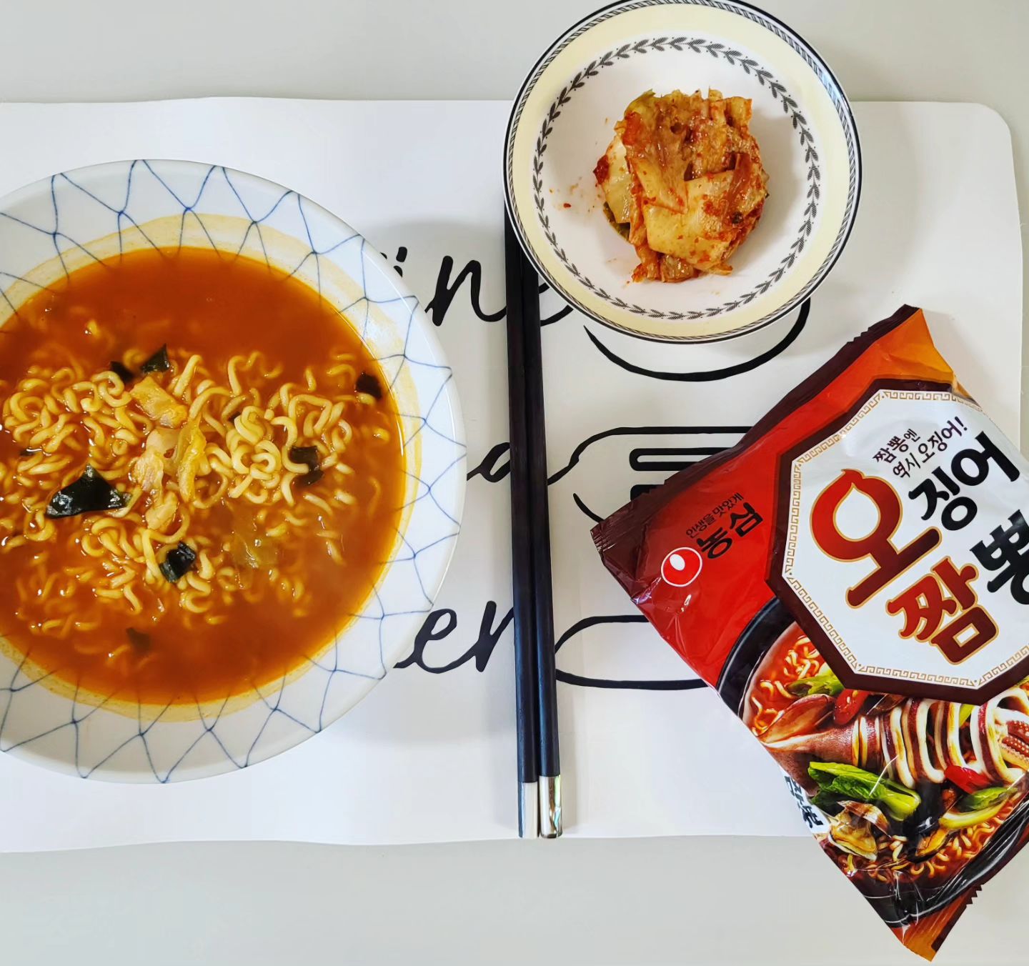 #광고#농심#오징어짬뽕

추워진날씨에 뜨끈하면서 얼큰시원한 맛이 땡겨 
오징어짬뽕을 끓여봤어요🍜

구운오징어의 풍미로 감칠맛이 진해졌고
오징어와 목이버섯 등 건더기가 푸짐해 씹는맛도 있어 
그릇을 싹싹 비웠네요 !
해장라면으로도 추천추천 😋

오랜만에보니 패키지가 바뀌었는지 
귀여운 오짬박사와 고민상담소이벤트 QR이 있길래 
이벤트 좋아하는 저는 바로 QR인식!!

속으로 고민을 생각하고 도움을 요청하면 
귀여운목소리로 고민해결카드가 딱 !! ㅎㅎ 

인증샷이벤트도 진행하고 있으니
맛있게먹고 선물도 챙겨보세요 🤗

#오짬고민상담소#오짬박사#굿즈#Nongshim#오짬연구소#목이연구원#오짬