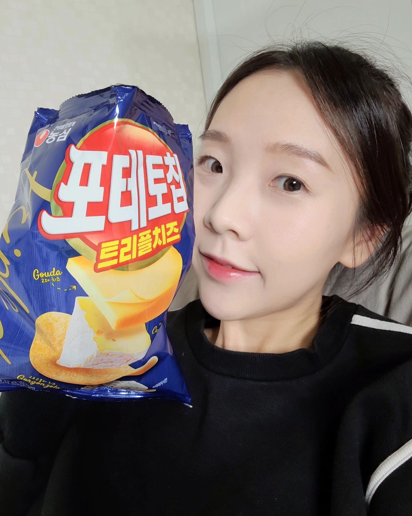 #협찬 
미쳤다 넘 맛있어서 두봉지 순삭 ㅠㅠ!!!🧀
#농심 #포테토칩트리플치즈 감자칩 중
가장 맛있는 것 같다.. 완전 내 입맛..💛💙
고른곤졸라,까망베르,고다 3가지의 치즈맛으로
치즈 좋아하는 사람 무조건 좋아할듯!!!

세가지 치즈의 조화는 완벽하다 왜 이제나왔니!

#감자칩 #치즈맛감자칩 #트리플치즈 #포테토치치즈 #신상과자 #편의점신상 #치즈덕후 #과자신제품 #신제품과자 #셀러뷰