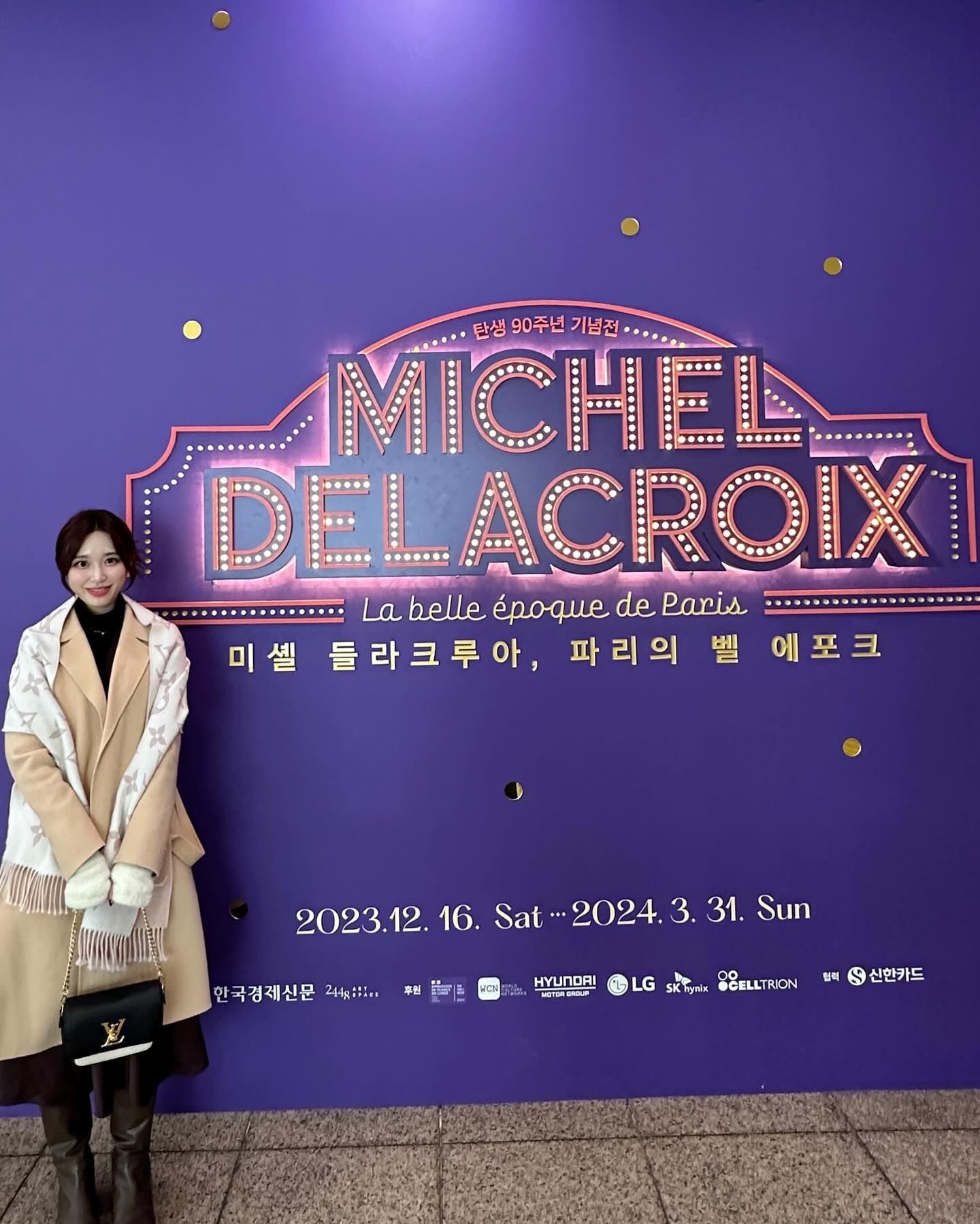 ⠀
1월 둘째주에 다녀왔던 올해 첫 전시 기록ʚ◡̈ɞ
최근 전시 중 가장 인기 많은 #미셸들라크루아 展
파리의 낭만과 아름다움을 가득 담은 그림을 보며
눈도 마음도 행복한 시간이었다◡̈⃝✩‧₊
보기만 해도 기분 좋아지는 따뜻한 풍경에
이런저런 스토리를 더해가다보니 시간이 훌쩍⋆◡̎⋆
본인이 평생을 살아온 도시 파리와 그곳에서 살아가는 인물을
그 누구보다 애정어린 시선으로 바라본 화가👨🏻‍🎨
그림 그릴 때 가장 행복해보이는 사람, 
그의 인생의 아름다운 순간이 모든 그림에 잘 녹아있었다.
“전시를 보고 꼭 사랑하는 사람과 파리에 오시길 바란다” ❤︎

#예술의전당 #예술의전당한가람미술관 #미셸들라크루아 #미셸들라크루아90세특별전 #미셸들라크루아파리의벨에포크 #프랑스 #파리 #그림 #서울전시회 #서울전시 #전시회 #전시추천 #전시회스타그램 #취미스타그램 #france #paris #exhibition #micheldlacroix #moulinrouge
