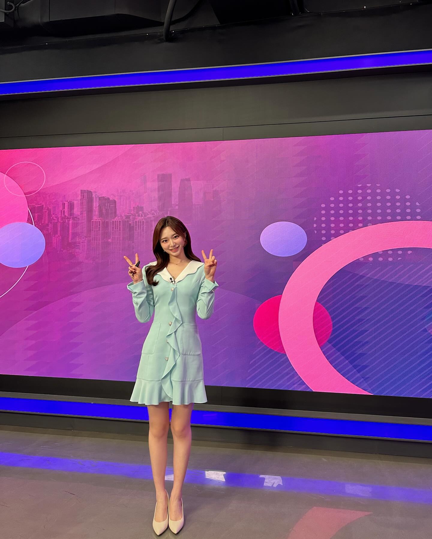 ⠀
2024년 1월
수정앵커 모음ZIP.
⠀
곧 있으면 MTN과 함께한 지 2년⏱️
올해는 여의도에서 방송한 지
벌써 6년째가 되는 해랍니다.
⠀
일하는 곳에 대한 자부심,
프로그램에 대한 애정,
일에 대한 열정,
함께하는 사람들에 대한 믿음,
응원해주시는 분들에 대한 감사함을 잊지 않고
더 멋있는 욕심을 부릴 수 있는 사람이 될게요.✊🏻