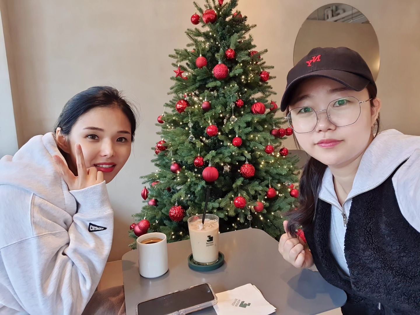 평일은 언니가 내짝꿍 🫣🤗
heemin_kk 
평일 5일중 애들 이랑 서로 스케줄있으면 긴시간은 아니지만 날수로 짬짬이 함께 커피 마시고 밥먹고 감사합니다 

 

 언니가 다시 한국 와서 언니한테 신세 너무 지는거같아요
 항상 감사해요 ❤😍 🙇

진짜 셀카 잘안찍게 되었는데

언니덕에 사진 남기는중 ㅎ
#커스텀커피 #트리앞 #라떼맛집