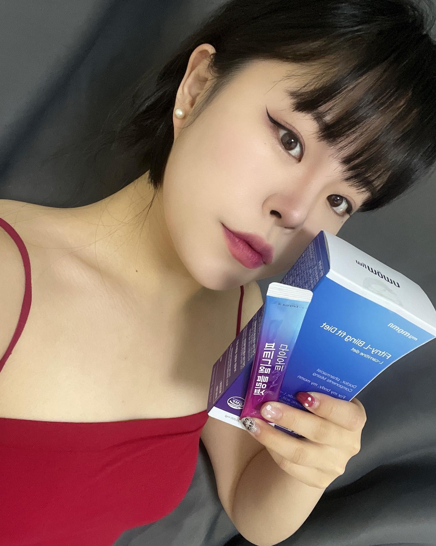 #협찬 #광고 
<마이몸엔 ‘피트니엘 블링핏 다이어트>

국내 최초 운동, 피부, 피로, 활력, 장 9종을  케어해주는 제품

운동으로 발생되는 산화 요소 및 피부 수분감소 억제,
운동 및 다이어트, 피부 효과까지 동시에 잡아줍니다!

체지방 관리를 지속적으로 하고싶거나
운동, 다이어트를 하며 피부가 안좋아지시는 분들.
혹은 다이어트 시작 후 배변활동히 원활하지 않으신 분들,
운동을 하고 있는데도 피로감이 계속 쌓이는 분들,
이런 증상을 가지고 계신 모든분들께 추천을 드립니다

또한 개별인정형 L-카르티닌 사용으로
피로개선 및 체지방 감소 기능성을 인정받은 제품입니다!
기능성 원료인 프락토 올리고당 인체시험결과
4일만에 비피더스 유산균 약 15배 증가를 확인!
(12일 단기 다이어트로 딱 좋은 제품!)
의사와 약사가 과학적인 설계로 만들어진 제품이라 신뢰도 최상,
제품에 대한 품질 또한 HACCP 인증과 함께
GMP시설에서 생산한 제품이라는 점!

또한 스틱하나 딱 들고나가기 좋아요!
휴대용으로도 딱인 블링핏!

캡슐을 잘 못드시는 분들을 위해
물에 타서 마시는 제품으로
먹기도 편하고 맛도 음료수처럼 맛있으며
체내 흡수도 용이합니다!

마지막으로 보틀도 함께
들고다니기에 너무 트렌디하고 예쁘며
들고다니기도 편리하고 용량도 딱 맞게 나왔습니다
세척도 의외로 간편해 어디서든 쓰기 좋습니다!!

#마이몸엔 #피트니엘 #블링핏다이어 트 #엘카르니틴 #조보아다이어트 #보아의블링핏 #보아다이어트 #보랏빛다이어트 #승무원다이어트 #프로다이어터 #유지어터 #다이어트그램 #뱃살빼기 #뱃살관리 #유산균다이어트 #히알루론산 #마시는다이어트 #보라물