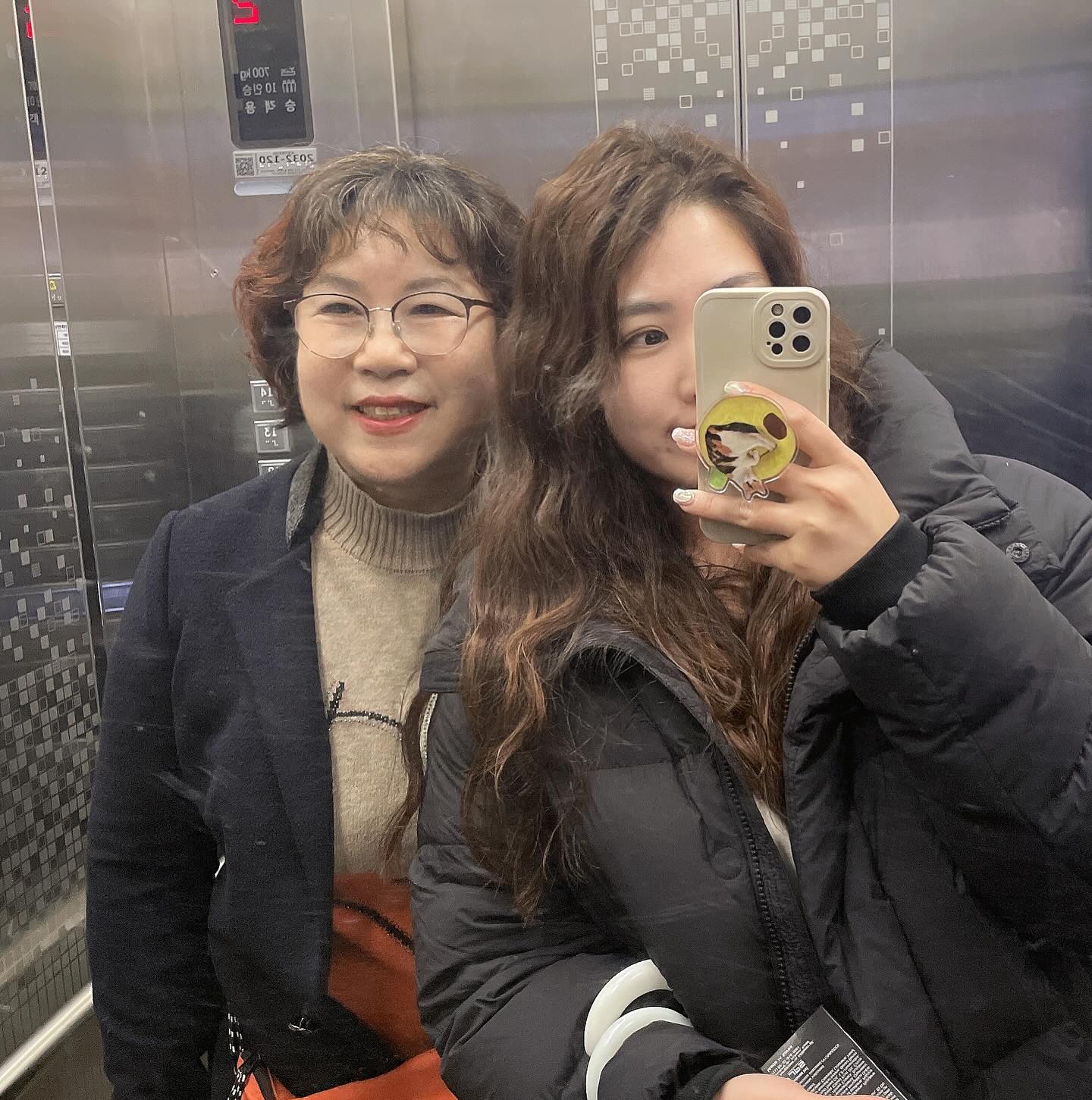 엄마랑 아침부터 묭실데이뚜 ❤️

매번 커트 실패해서 속상해하는 엄마를 위해
#오뉴즈헤어룸 으로 바로 예약!
그리고 나도 드디어 #젤리펌 !!

그동안 엄마가 동네 묭실 다녀오면
늘 마음에 안 들어하시고 속상해하셨는데
#희연쌤 이 엄마가 원하는 스타일을 
딱 알아서 해주셔서 만족해하시는중 !!
걱정했었는데 후 됐다 !! 성공이야
역시 모시고 가길 잘했다 :)
앞으로 희연쌤한테 쭉 하는걸로~😆

또 헤드스파도 해드리고 싶어서
커트 + 헤드스파 프리미엄으로다가 딱!!💆‍♀️
집에 오는 내내 신기한게 많더라~
선생님 진짜 잘하시더라~
왜 거기만 가는지 알겠다~
뿌듯뿌듯😍😍

그나저나 나도 10여년만에 하는 펌이라
걱정 많았는데 잘나와서 좋다~
너무너무 만족스럽짜나😍
땀나면 안되니까 오늘 운동 패쑤... 힣

#인천젤리펌 뿐만 아니라
나한테 어울리는 커트, 염색 모두 오뉴즈헤어룸이 짱짱임 !
늘 예뿌게 해주는 희연쌤
최고! 감사합미당 ❤️❤️❤️
여러분 묭실은 진짜 오뉴즈헤어룸으로 가세요😎

onewz_hr  오뉴즈헤어룸💇‍♀️
onewz_hy  오뉴즈희연쌤😘
