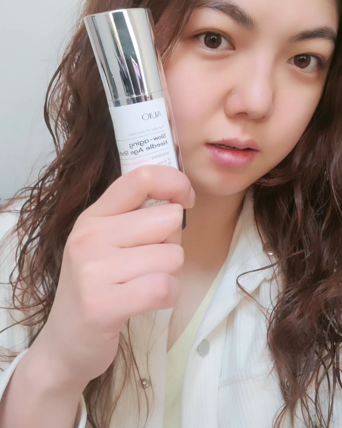 #협찬

거울을 봤는데 어느 순간 주름이 눈에 띄게 보이더라구요
한 번 보이기 시작하니까 여기저기 보여서 리프팅에 관심을 가지게 되었는데요

리프팅제품은 많지만 어떤 제품을 사용할까 고민하다
요즘 핫한 니들샷 제품 중에서도 피쉬 콜라겐 10,000ppm
특허받은 고농도 콜라겐 니들™인
[위오 슬로우에이징 니들 에이지샷 300] 사용해봤어요

니들샷이 품절대란인만큼 한핫 제품인건 알고 있었지만
많이 따끔거려서 피부에 자극될까봐 걱정했는데
저자극 테스트 완료 된 제품이니 믿고 사용 할 수 있죠
그래도 개인차가 있을 수 있으니 팔 안쪽이나 귀 뒤에 소량 바른 후
피부 반응을 확인하는 패치 테스트 후 사용하길 권장해요

* 6종 인체적용 시험완료
* 콜라겐 니들 탄력 부스팅
* 피부 저자극 테스트 완료
* 주름개선.미백 이중 기능성

<사용방법>
1. 깨끗하게 세안 후 맨얼굴에 적당량 발라주세요.
2. 부드럽고 가볍게 롤링하며 도포해주세요.
3. 도포 후 문지르지말고 손바닥으로 얼굴을 감싸듯이 꾹꾹 눌러 흡수시켜주세요.

세안 후 첫 단계에 사용해야 다음 단계 스킨케어 제품들의
유효성분 흡수를 높일 수 있으니 니들샷 바른 후에는
가지고 있는 제품 중 가장 좋은 제품을 발라주면 좋을 것 같아요!

이틀에 한 번, 일주일에 3회
제품 사용 후 자극되지 않게 비비지말고 손으로 꾹꾹 눌러주기
갈바닉, LED 마스크 등 스킨케어 디바이스는 사용하지 않기

꾸준히 사용하면 2주만에 홈 에스테틱만으로
시술받은 것 같은 광채피부만들 수 있다고하니 열심히 관리해야겠어요
.
.
.
#AUIO #위오 #슬로우에이징 #콜라겐니들 #주름개선 #피부탄력 #리프팅개선 #슬로우에이징 #인생템 #각질케어 #피부결개선 #모공케어 #광채피부 #저자극  #니들샷 #모공축소 #콜라겐샷 #니들에이지샷 #에이지샷