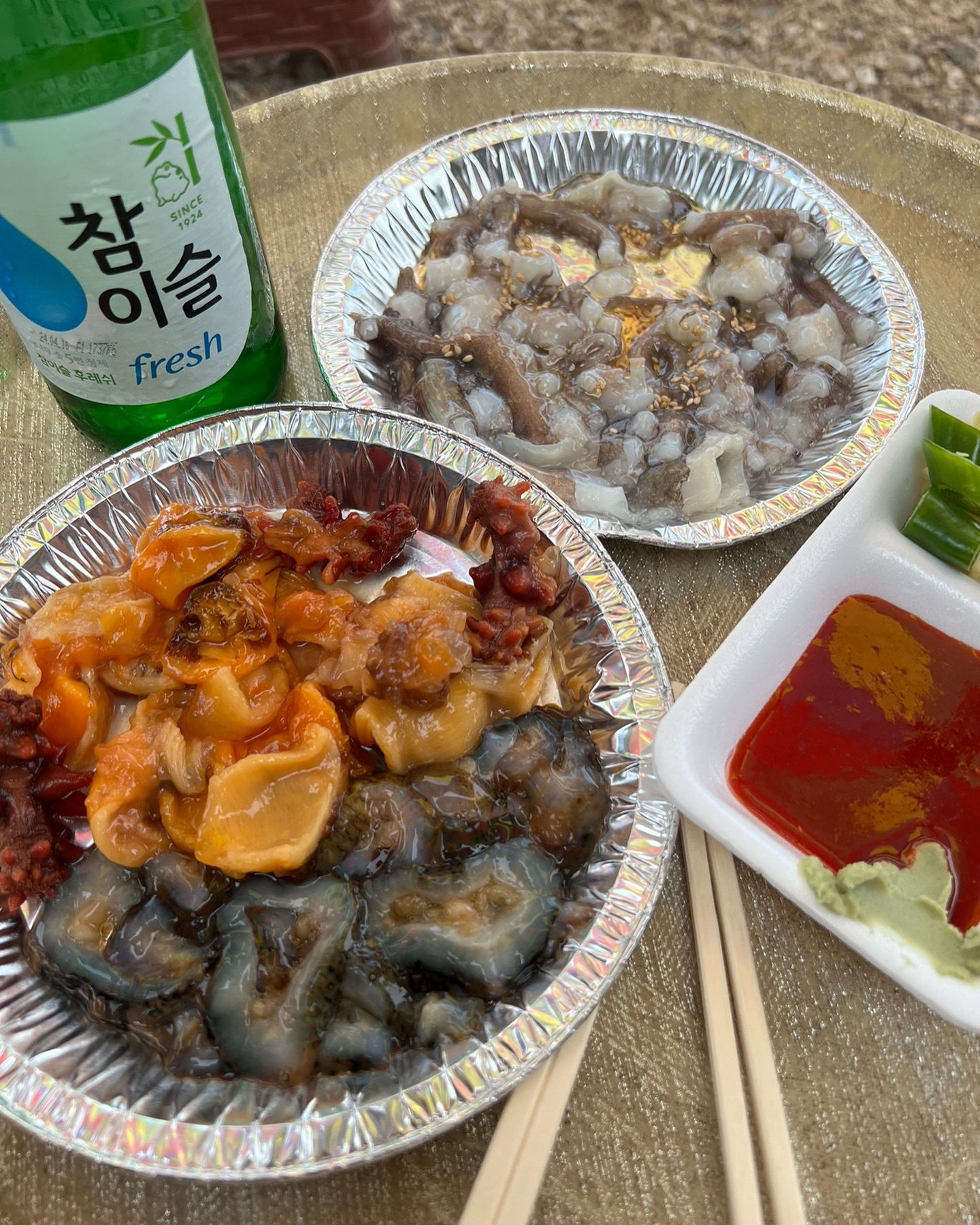 저희가 머물렀던 시스케이프!
테라스에 나와서 구경중이었는데
바다 옆에서 무언가 팔고 있더라고요?

보니까 요렇게
멍게,해삼,산낙지를 팔고 있었어요
모듬으로 시켜서 쐬주 한잔 먹었답니당

바다 보면서 먹으니까
더더욱 맛있게 느껴졌던!!!

낮술 하고서 물놀이 한번 해주고~
저녁에 고기 구워서 냠냠!!

정말루 즐겁고도 행복한 여행이었어용

#시스케이프 #풀빌라펜션 #펜션
#무창포펜션 #무창포시스케이프
#보령여행 #무창포여행 #국내여행
#멍게 #해삼 #산낙지 #참이슬 #낮술
#여행스타그램 #여행추천