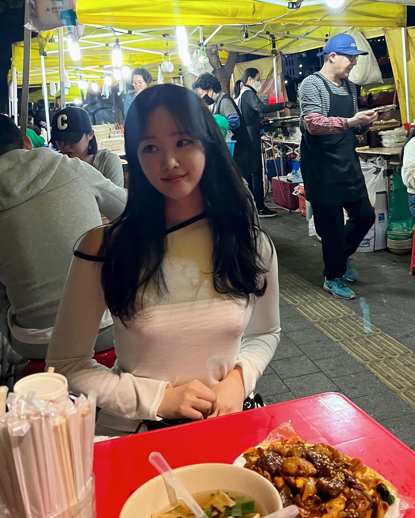 5월 2째주 기록: 블랙헤어 노 앞머리로 바꿔 봤다. 그동안과는 달랐던 모습을 시도해 보면서 궁금했던 캐릭터들을 경험해 보고 싶다. 그리고 일렁이는 감정들을 자제하지 않고 있는 그대로 느낄 수 있기를 바란다. 일은 늘 열심히 하고 있고. 늘 그랬듯 여전히 흰둥이가 넘 좋다.