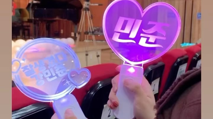 23.12.23 ❤️ 민준이 발표회
우리 유치원 발표회는 총 3부로 진행했고
그 중에서 민준이 반은 하필 1부에 당첨되었다..
2부나 3부였음 오후나 저녁이었는데…..😵‍💫
그래서 토요일 오전에 일하는 남편은 불참..😭
안타깝… 
그래도 내 친구 보경이가 민준이 재롱잔치 꼭 보겠다며
멀리서 와줬다…..❤️‍🔥사랑아보경해….
아무튼 나는 민준이가 무대에서 아무것도 안하면 어쩌나
걱정했는데 요녀석 엄청 잘함.. 집에서는 노래 뭐 부르냐고
물어봐도 모른다고 대답도 안했었음…여시방망이같은놈..🧡
눈물이 흐르진 않았고 고였음….. 😅
민환이 안고 보느라 진빠졌지만 🥲…
다음 주엔 벌써 졸업이네…
또 3부로 나뉘는데 이번엔 2부당첨! 졸업식도 현란하다..
뭐하냐고 물어보니까 아무것도 안한다고..
엄마가 너 친구한테 물어봤는데 노래4곡 한다더라..🙂
또 멋진 모습 보여줘💜ᕕ( ᐛ )ᕗ 
⠀