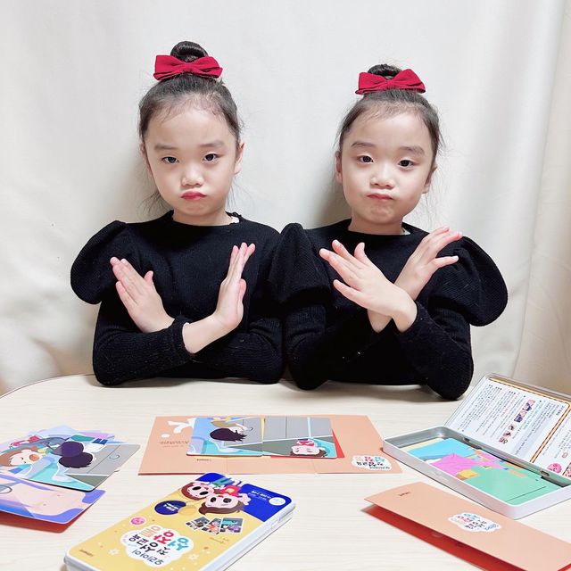 율둥이❤️ on Instagram: "#협찬 #율둥이❤️ #키먼트성장통
이러면 안돼요! 도와주세요! 
친구들아! 이런 행동은 옳지 않아! 
남자와 여자는 이렇게 달라요! 

라고 알려주는 
우리아이 첫 성교육 성장통

아이들 성교육 늘 참 고민이죠
학교에서 유치원에서 자주 다룬다지만
그래도 엄마가 알려주는건 또 다르죠! 

이럴때 도움 받을 수 있는
”키먼트 우리아이 첫 성교육 성장통“ 이랍니다 

카트형태로 놀이판을 통해
이야기 형태로 교육을 진행 할 수 있어요!

카드 뒷면에 질문과 답변이 이야기형으로 되어 있어 
부모님과 아이들이 함께 또는 
아이들 스스로 퀴즈식으로 학습을 할 수 있답니다

단계별로 학습을 할 수 있는데
남자 여자의 몸의 차이, 우리 몸을 깨끗하게 지켜야 하는 이유, 
사춘기의 몸의 변화도 알려주고
내 몸을 지키는 방법, 나를 지키를 방법을 알려줘요!

특히 성에 대해서는 알려주기 참 난감한데
부모 가이드가 있어서 쉽게 알려 줄 수 있어 좋더라구요!

그리고 친구들과의 생활 속에서 일어날 수 있는 일들도
재미있게 퀴즈로 풀어나가니
아이들과 쉽게 학습을 할 수가 있답니다

그리고 교구 활용 후
동봉된 QR코드로 앱을 다운 받아
퀴즈도 풀어보고 다시한번더 학습을 할 수 있어요!

우리아이들의 올바른 성장을 위한
우리 아이 첫 성교육 성장통 교구 추천합니다!

🛒 네이버 “키먼트성교육“ 구매가능 
.
.
🏷️ @kiment_official 

.
.
#성교육동화 #키먼트 #키먼트성교육 #유아성교육 #부모성교육 #성폭력예방교육 #어린이성교육 #성교육책 #부모교육 #성교육 #성교육도서추천 #엄마표홈스쿨 #엄마표홈스쿨링 #홈스쿨 #홈스쿨링 #엄마와함께 #엄마랑 #나를사랑하자 #kidinfluencer #twinsisters"