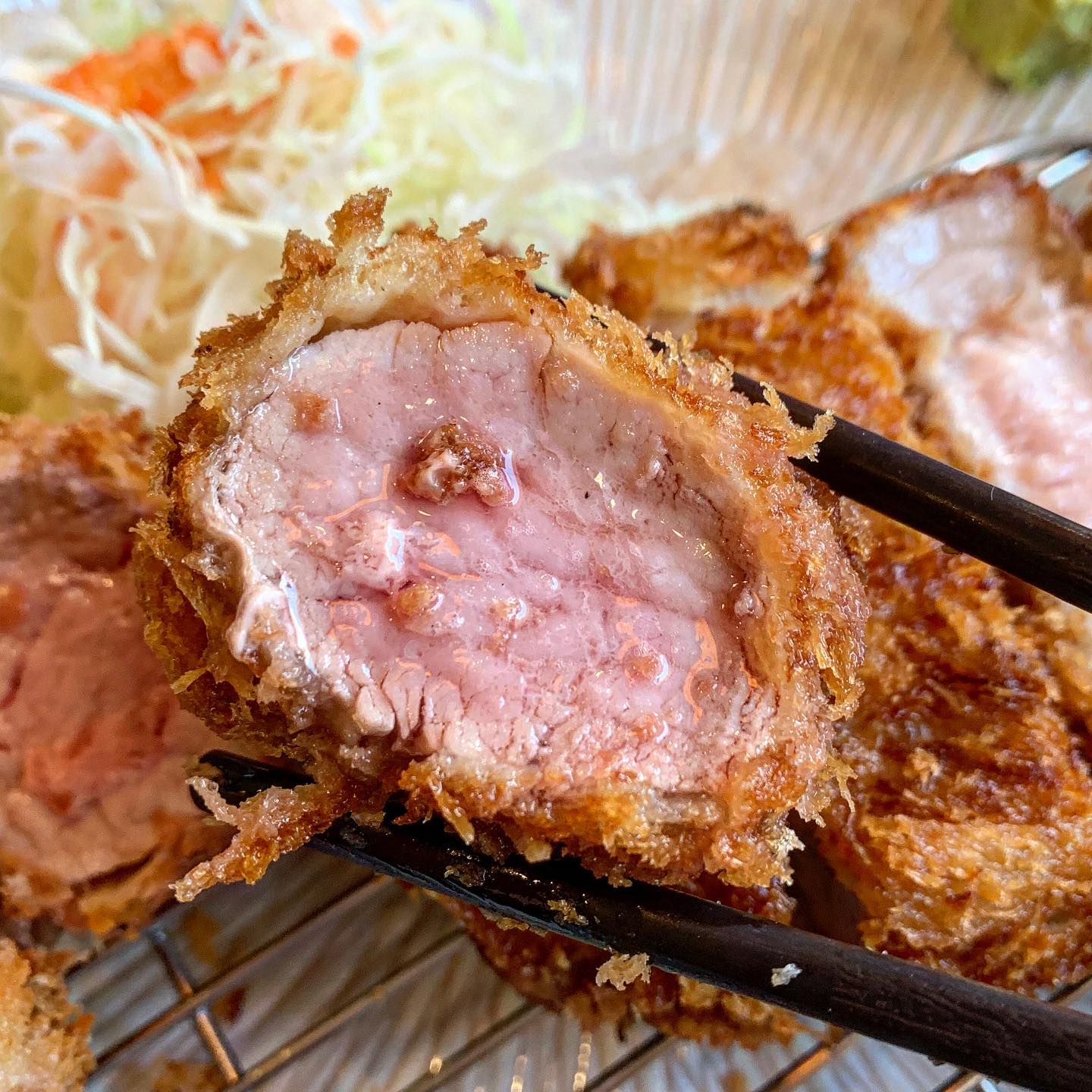 포항 효자동 #담박집 <🌟🌟🌟>
.
효자동 철길숲 근처 돈까스 전문점🍽️ 안심 + 등심 두가지가 합쳐진 모듬돈까스가 무려 단돈 14,500원🫣 모듬돈까스를 시키면 스프,장국,밥,갓김치까지 같이 나오는 구성인데 가성비 채고🤎
.
일반 돈까스집이랑은 다르게 저온에서 1차,고온에서 2차로 튀긴 후 지리산 참숯에 레스팅후 나오는거라 숯향도 스멀스멀 올라오는게 풍미가 아주 좋습디다➰ 육즙콸콸 흐르는 핑쿠빛 안심에 트러플오일+소금 찍어먹으니 말해모해〰️ 🐽 고기랑 야채 듬뿍 들어가서 식감 장난아니던 드라이카레는 내기준 드라이카레 먹어본중 젤 맛있었음! 전체적으로 간이 좀 쎄다고 느껴서 그점빼고는 가성비며 구성이며 만족스러웠던곳🔍
.
.
.
▫️ 경북 포항시 남구 효자동길10번길 33 1F