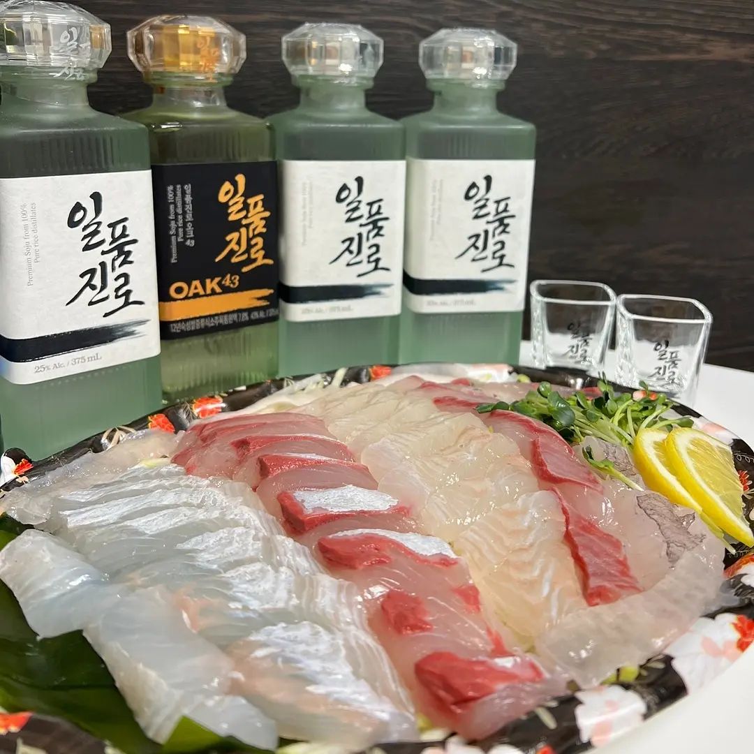 #속초여행 #일품진로 

속초 여행의 마무리는 회모둠으로 🐟

속초에는 정말 많은 회 센터들이 많지만 
호객하는 것도 싫고 뭘 살지 고민이 된다면?

#속초회포장 추천드려요. 포장만 가능한 곳!
네이버로 미리 예약하고 픽업하면 끝 -
그날 다른 3종류의 회모둠 (소) 35,000원!
너무 착한 가격🫰친절하신 사장님 
포장해서 숙소에서 편하게 먹을 수 있어요

일회용 초장이 아니라 직접 만드신 초장에 다시마와 무채를
함께 싸먹으라고 알려주셨는데 이게 또 별미👍 

오늘 박선생네는 일품진로로 달려봅니다.

.