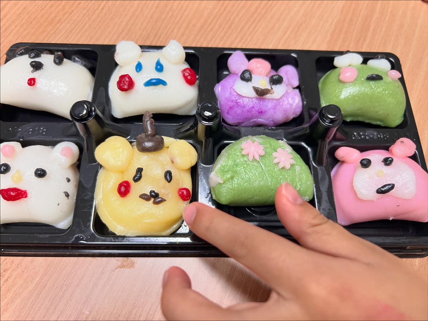 학교에서 만든떡🍡
너무 맛있는데 v
이쁘게도 만들어와서 못먹겠다 했지만 
눈코입부터 먹고 다먹음 🫶🏻