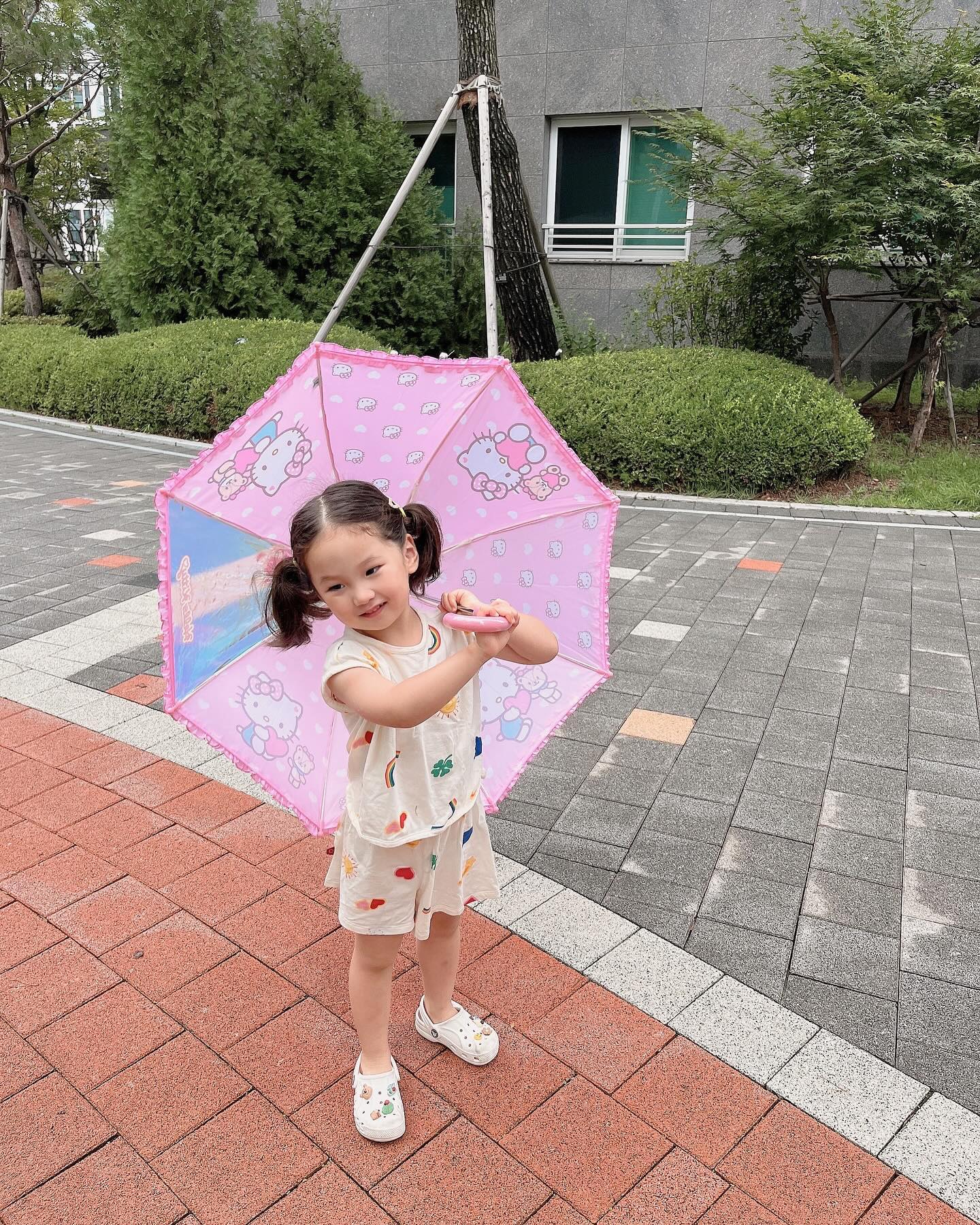 +1297

저희 집 애만 우산 쓰는 거 좋아하나요? ㅋㅋㅋㅋ☂️
우산만 쓰면 하늘 위로 날아갈 기세

거기에 비 오는 날 장화 신고 웅덩이에 풍덩풍덩은 덤 !
일부러 장화 신은 날에는 풍덩풍덩 하라고 웅덩이 찾아다니네요 

-
--
---

#비도안오는데우산 #비도안오는데우산은또왜 #우산좋아 #행복했음됐어