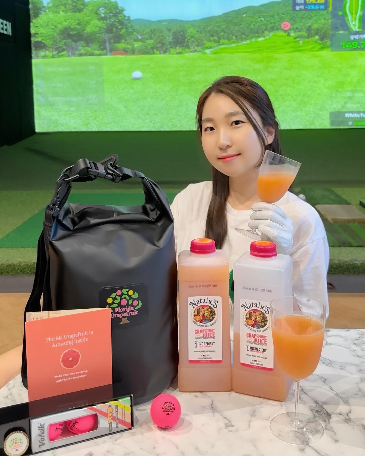 #광고 골프는 플로리다 자몽주스🍊

골프 연습 또는 라운딩 때
플로리다 자몽주스로 피로를 날려보세요✨

풍부한 비타민C가 듬뿍🧡
야외 활동 시 필요한 영양소를 채워준답니다!

플로리다 자몽주스와 함께라면
운동전후 수분 보충 및 에너지 충전 완료💪🏻

달지 않고 신선한 자몽 주스 맛으로
건강한 맛 좋아하시는 분들께 취향저격💕
저는 싱그러운 맛에 반했답니다😍 

플로리다 자몽주스와 함께
스윙에 활력을 불어 넣어보세요🏌🏻‍♀️

floridagf_kr 

#플로리다자몽주스 #FloridaGrapefruitJuice #나탈리스 #골프 #운동후 #비타민C #수분보충 #영양주스 #라운딩 #피로회복
