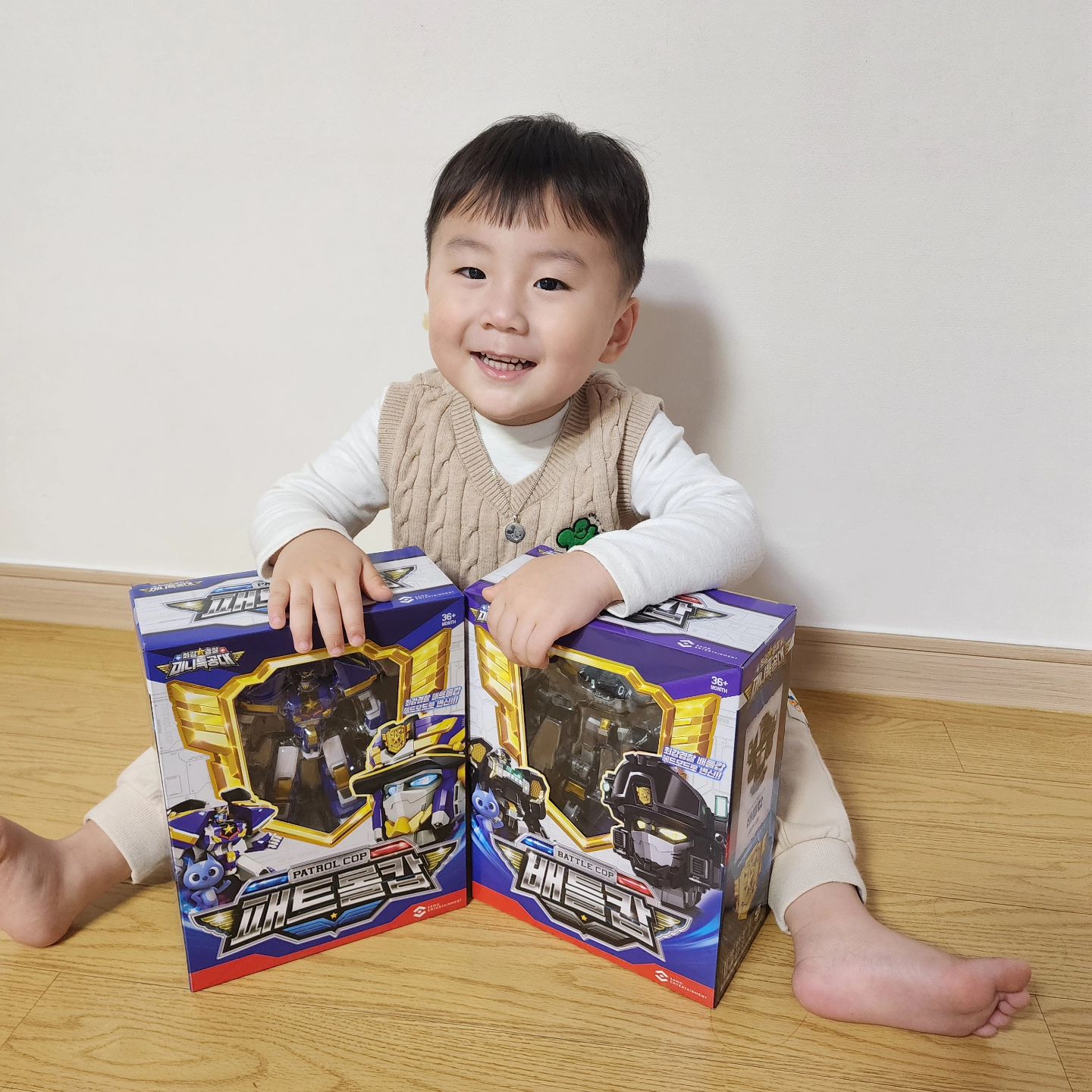 생일선물받고 넘 신난 어린이🧒

#4살#36개월#생후1096일#흰소띠맘#생축생축#생선#사랑둥이#아들맘#일상#데일리#육아소통#육아맘#로봇선물