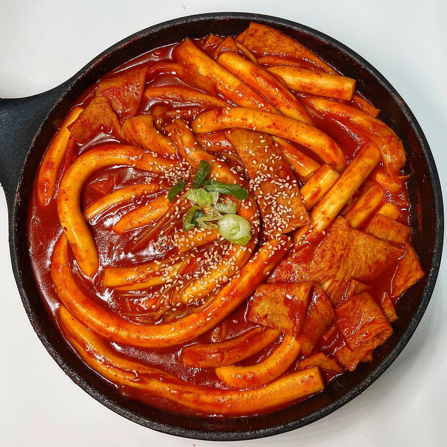 미인떡볶이🌶️ #협찬
.
오랜만에 먹은 미인떡볶이가 궁물맛, 빨간맛에서
매운맛 순한맛으로 맛표기가 바뀌고 리뉴얼되었다고 함!👏👏
여전히 먹음직스러운 길쭉한 롱떡에 어묵까지 알찬구성

1팩에 2인분인데 섞어먹기 편하게 소스는 2개로 소포장해서 온다
그래서 매운맛이랑 순한맛이랑 섞어먹어도 되고
본연의 맛 그대로 취향껏 먹을 수도 있음👍

나는 순한맛, 매운맛 1개씩 섞고 거기에 쫄면사리까지 추가해서 먹었다
매콤하고 꾸덕한 소스라 라면이랑 당면도 잘 어울릴 것 같다😋
롱떡은 먹기 편하게 잘라먹어도 좋지만
난 와랄라 먹고 끊어먹는게 더 재밌고 좋았음
소스는 순한맛 자체는 맵지 않은 것 같은데 매운맛 소스가 진짜 맵다🔥
순한맛이랑 섞어먹었는데도 불닭볶음면보다 더 매워서 깜짝 놀랐음
하지만 맛있게 매운맛이라 울면서 다 먹었다🥹
맵찔이들는 매운맛 힘들것같고 엽떡처럼 매운거 좋아하는 맵덕들은
이거 한번 꼭 먹어봤으면 좋겠다🫠

✔️구매는 미인떡볶이 welcome_miin