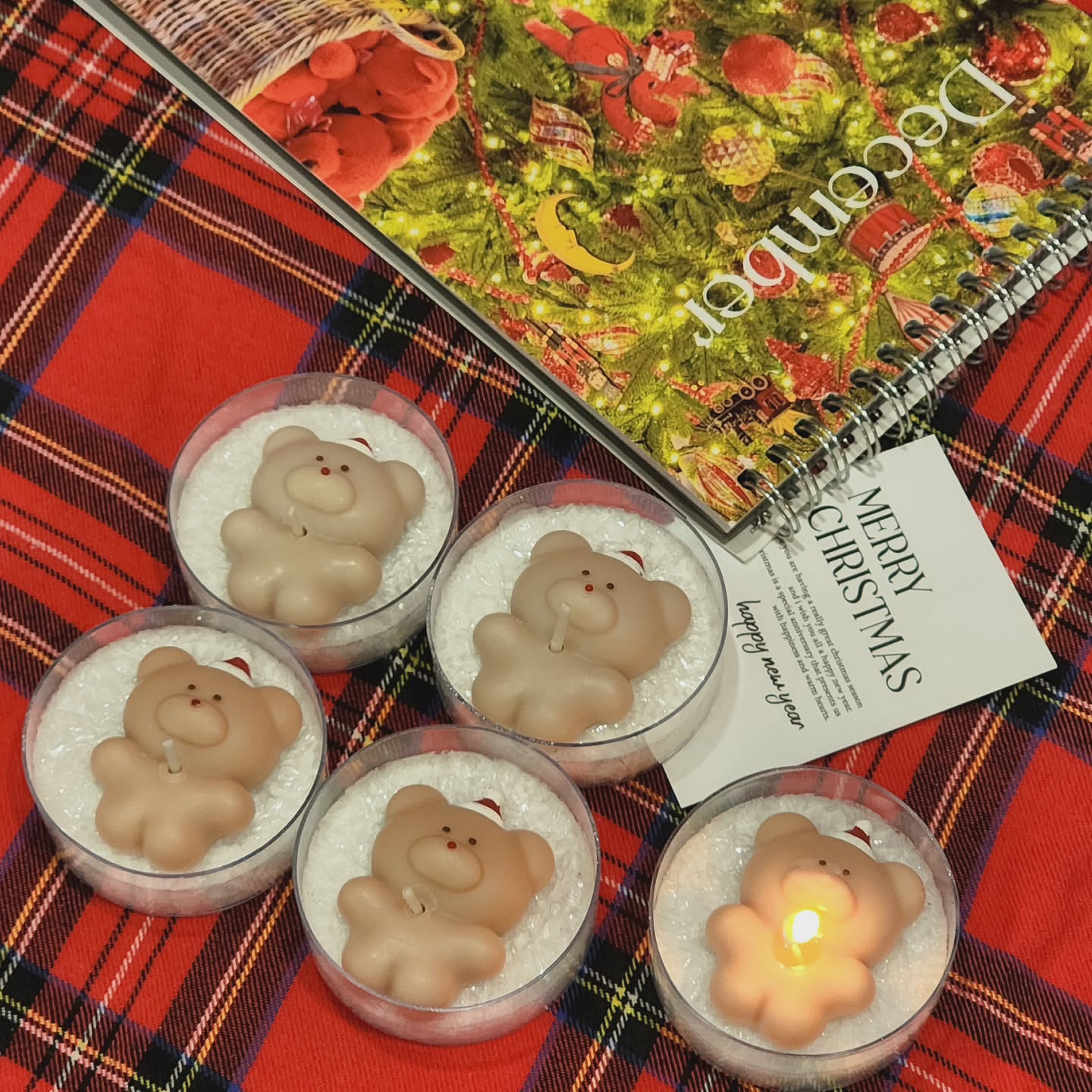 크리스마스에는 역시 산타가 있어야쥬🎅🏻

산타고미 왕 티라이트는
마치 눈위에 산타고미가 누워있는 듯한 느낌을 표현했어요🤍

🏷 캔들 구매, 스스 '어뮤징마켓'
🎁 답례품 및 대량주문 문의 카카오톡 «어뮤징»