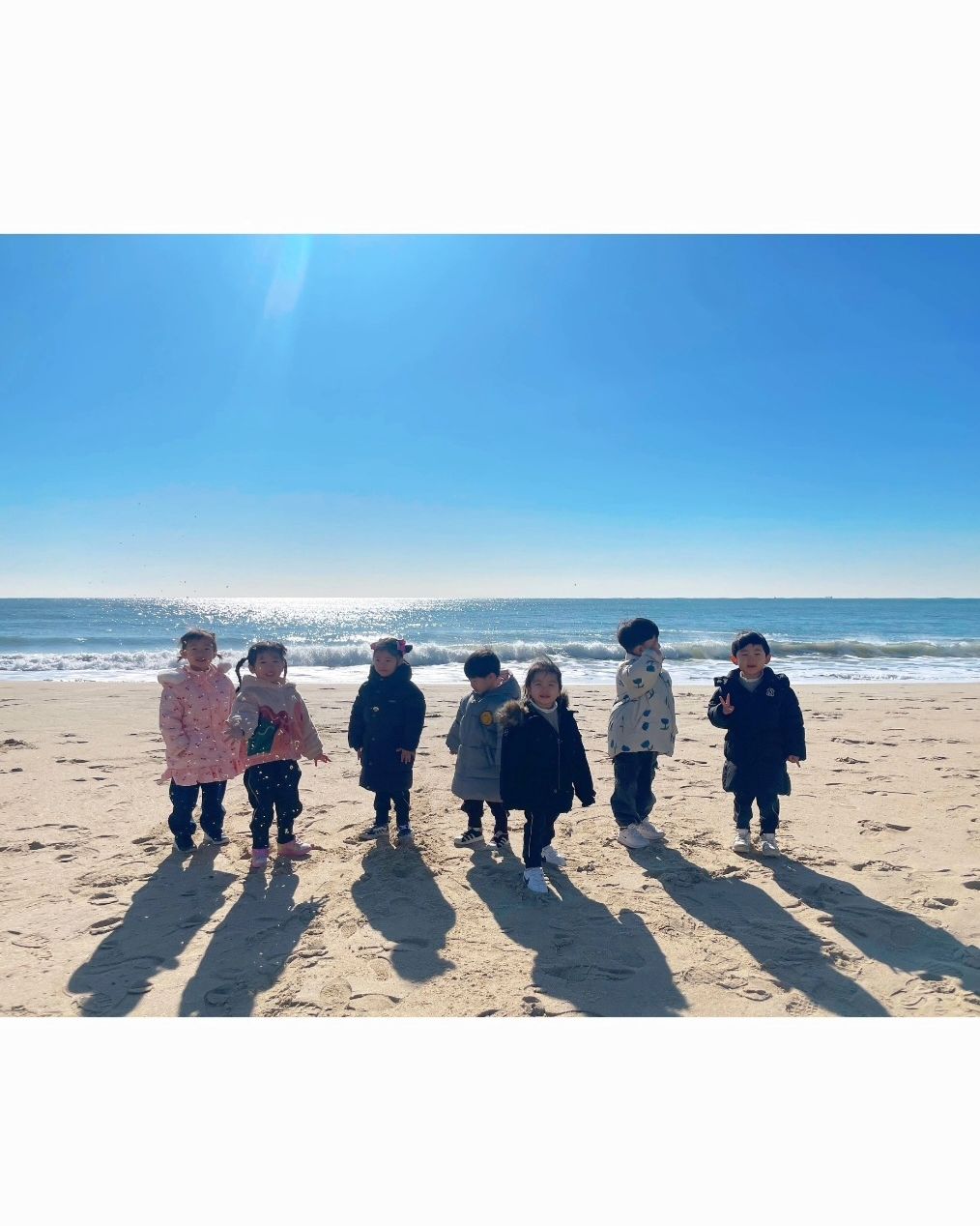 예나친구들이랑 떠난 졸업여행🌊
.
예나 어린이집 원장 선생님이 준비해주신
알콩이들의 졸업여행👩‍🎓👨‍🎓
.
일찍 도착해서 바닷바람도 쐬고
물고기,상어,가오리.인어공주까지
만나고 엄마가 싸준 도시락을 맛있게
먹고 즐겁게 돌아온 예나👼🏻🍱
.
곧 헤어지는걸 아는건지 모르는건지
오늘도 즐겁게 등원했다ㅠ
.
다음달이면 다들 헤어져서 각자 다른
유치원을 다닌다고 생각하니 울컥🥲
남은 기간 동안 즐거운 추억 많이 쌓자!♡♡
#졸업여행 #어린이집 #쥐띠친구 #아쿠아리움 #부산