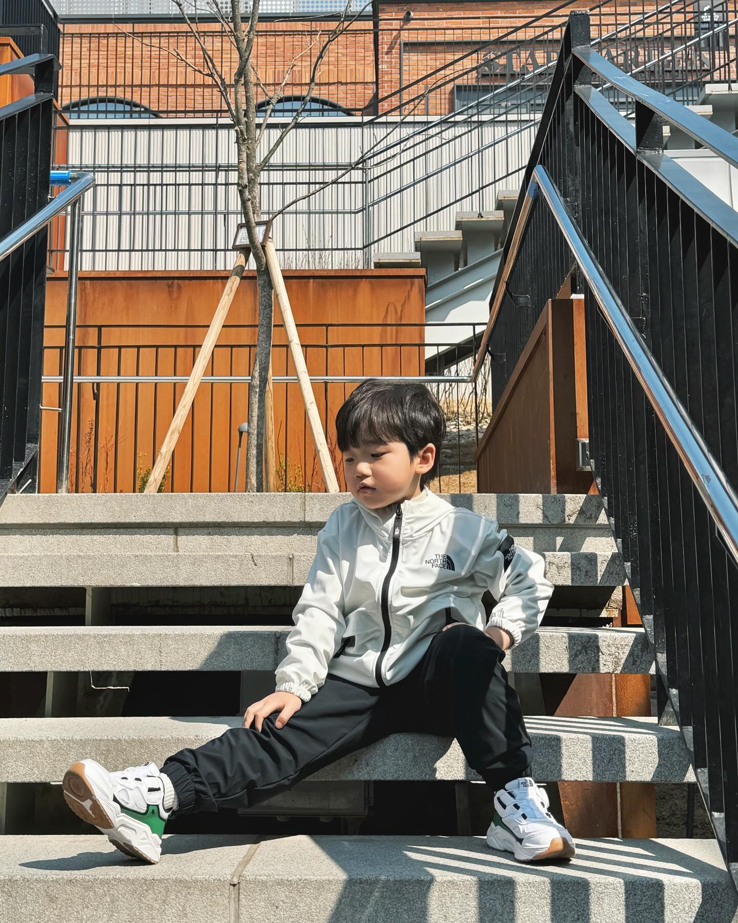 ᴊᴇᴏɴɢᴡᴏᴏ ◡̈
⠀
⠀
⠀
소중한 너의 모든 순간을 기록해📷
이제 제법 멋진 것도 소화하는 정우 ◡̈
지금입으면 딱 좋은 노스페이스 트레이닝세트 입고 올해는 운동 열심히하자👍🏻
⠀
⠀
정우 | 𝟧𝟦𝗆 | 𝟣𝟢𝟫𝖼𝗆 | 𝟣𝟪𝗄𝗀 | 𝟣𝟪𝟢𝗆𝗆
🛒 thenorthfacekids_kr 
• 노스페이스 키즈 트리콧 트레이닝세트 l 𝟣𝟤𝟢사이즈
• 노스페이스 키즈 에너지 보아 l 𝟣𝟪𝟢사이즈
⠀
･ ･ ･ ･ ･ ･ ･ ･ ･ ･ ･ ･ ･ ･ ･ ･
⠀
#노스페이스키즈 #남아트레이닝세트 #남아운동화 #키즈운동화 #키즈트레이닝세트 #남아코디 #남아등원룩 #초등등원룩 #노스페이스키즈트레이닝세트 #노스페이스키즈운동화