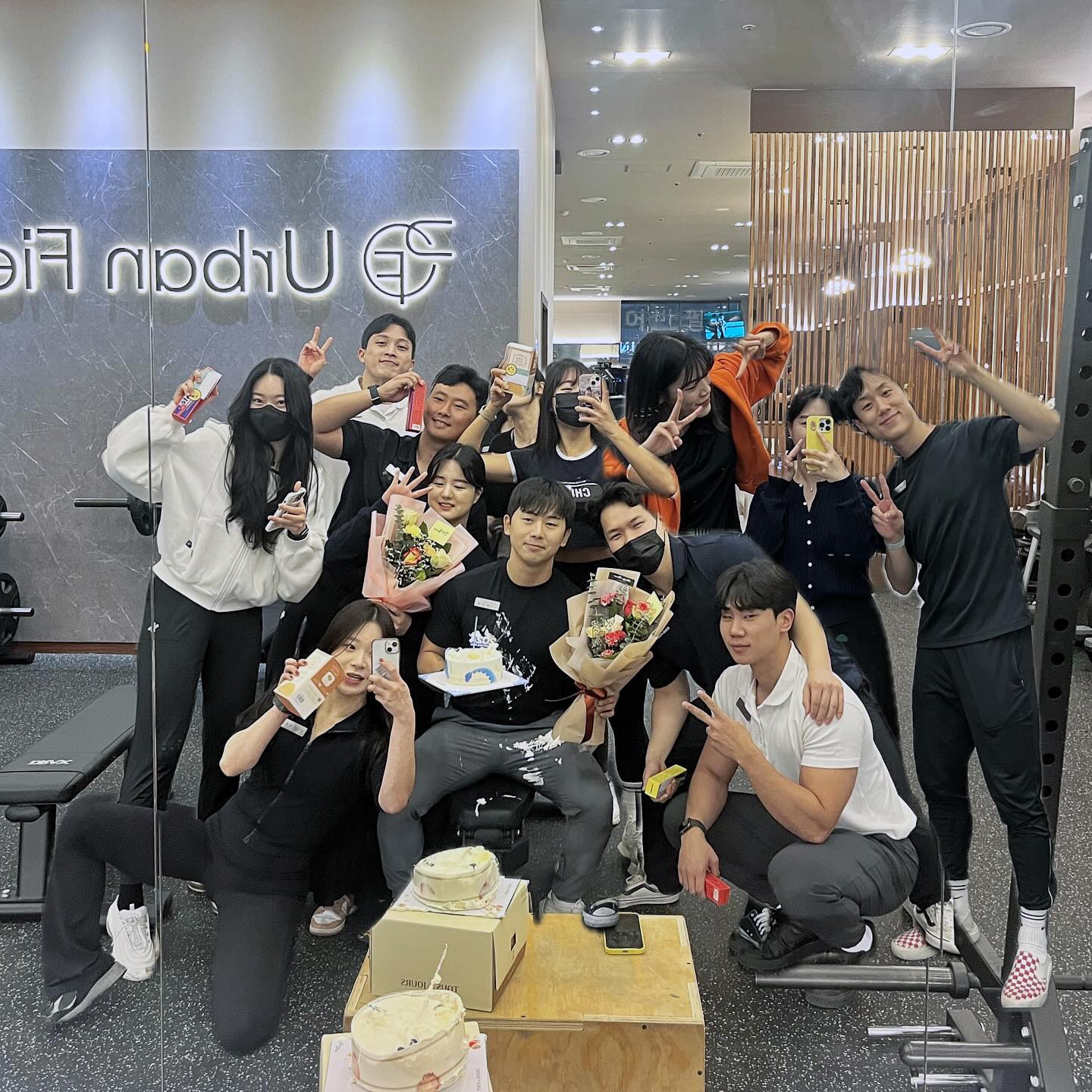 #신도림어반필드
3년 동안 근무하며 강사 변동이 여러번 있었어요.
저는 뭐든 진심으로 하기에 함께 일하는 선생님들에게도 늘 진심으로 대했었고, 선생님들의 불편, 불만 사항들을 도맡아 해결해주며 뿌듯해하고 만족감을 느끼곤 했어요!

그렇게 친구처럼 인연이 된 선생님들이 하나, 둘 퇴사하며 저도 모르는 새 상실감이 쌓였던것 같아요.

어느 순간부터 새로 들어오는 선생님들이 반갑지 않았고, 웃으며 인사해주시는 선생님들을 보며 ‘이번엔 친해지지 말아야지’ 라고 늘 되뇌었어요.

돌아보면 참 어리숙하죠😅 
호불호가 워낙 강하고 중간이 없는 제 성격 탓에 굳이 만들지 않아도 될 적들을 스스로 만들고 있었던것 같아요.

성격을 하루 아침에 뚝딱 고치긴 힘들겠지만 조금 더 유연한 마음가짐으로 2024년을 시작해 봐야겠습니다.!

예쁜 선생님들 깜짝파티 고마워요💖

#어반필드 #어반필드신도림