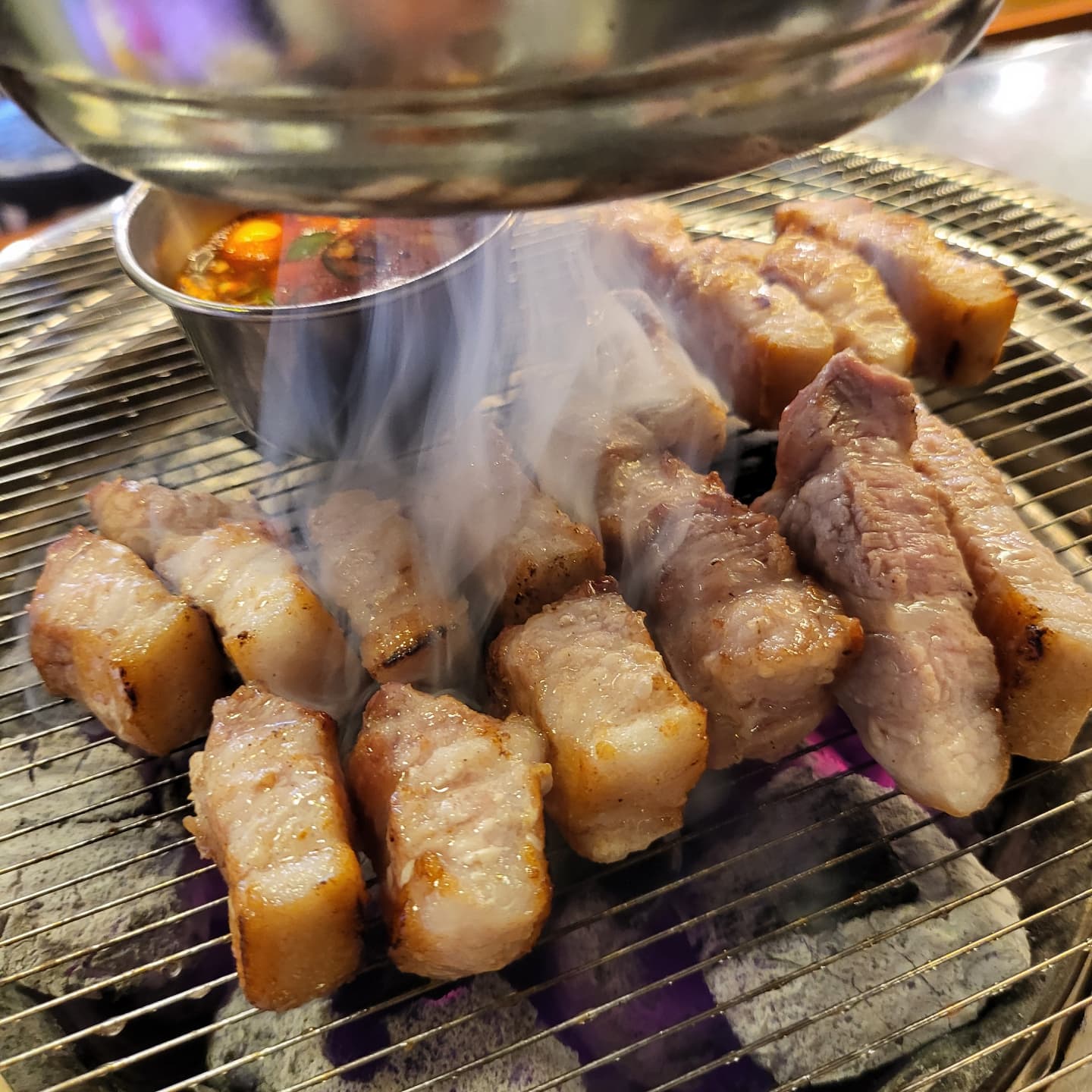#협찬

오늘 저녁은 구디에서 삼겹살!!!
원래 퇴근하고 직장 후배랑 같이 오기로 했는데
갑자기 일 터져서 야근하게되는바람에 혼자..
근데 혼자서 삼겹살 2인분에
냉면까지 깔끔하게 클리어함

요즘 먹는 양이 좀 줄었었는데
간만에 숯불에 굽는 맛있는 삼겹살 먹었더니
완전 식욕폭발이었넹ㅋㅋㅋ

형제특수부위라는 이름의 식당으로
20년 고기집 경력의 대표님이 만든 브랜드라 그런가
사람들이 고기집가서 원하는게 뭔지 잘 아시는듯
솔직히 사라다같은 쓸데없는 밑반찬 다 빼고
딱 고기에 집중할 수 있는게 좋은데
여기가 완전 고기 중심 밑반찬이라
고기를 다양하게 즐길 수 있는게 장점

돼지고기랑 돼지 특수부위,
소고기까지 판매하는 곳이라
돼지한판이나 소 한판처럼
가성비 좋은 메뉴들이 있었고
전부 직접 숙성한 돼지고기라 그런가
고기 잡내 1도 안나고
비계랑 살코기랑 비율도 적절해서 전혀 안 느끼하고 
쫄깃부드러운게 식감도 좋았음

된장술밥 냉면 마약비빔밥 군대라면 등등
사이드도 다양한 편이라
술밥 먹을까 냉면 먹을까 진짜 한참 고민하다
비빔냉면으로 주문했는데
간이 세지 않아서 맛있었음

차가운 냉육수 따로 주니깐
초반에 비빔장만 비벼서 좀 먹다가
조금씩 육수 추가하는걸 추천!

실내노포 스타일이라 
직장동료나 친구들이랑 식사도 좋고
가볍게 한잔 하기도 좋을 것 같음
거의 80명정도 들어가는 은근 큰 매장인데
단체 회식 대관도 가능하다고하니
연말 회식이나 송년회 1차로 오기 좋을 것 같음

#오늘저녁 #저녁 #구디맛집 #구디고기집 #구로디지털단지맛집 #구디회식장소 #구디정육식당 #구디숯불구이 #구디고기맛집 #형제특수부위