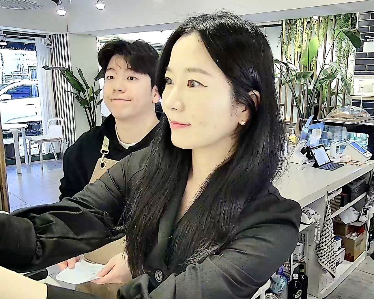 #협찬 
저희 신랑이 운영하고 있는 카페에
제가 #아카라 #cctv 를 선물해주었어요! 

콘센트 꼽고, 선을 카메라 뒤에 꽂아주기만 하면 카메라 설치 끝! 
(제공되는 나사와 캡으로 천장에 설치도 가능해요)

가이드북에서 하라는대로 제품에 부착되어있는 qr코드를 찍으니 
휴대폰으로 볼 수 있도록 엄청 쉽게 셋팅했어요 ♥️
(마지막 영상 참고!) 

낮에도 밤에도 선명한 화질에, 영상도 화질이 좋구🤍
사람 추적 기능 설정해놓으니, 
울 신랑 움직임 따라서 자동으로 각도조절 되더라구요! 
(9번째 영상) 

어플에서 카메라버튼, 녹화버튼 누르면 
폰으로 사진과 영상이 바로 저장되니 너무 편해요 😆 

생긴것도 동글동글한 요 카메라 덕에
생각날때마다 어플로 장사가 얼마나 되고있는지, 
카페에 문제가 있진 않은지 매장 상황도 볼 수 있어서 넘 좋아요!

홈캠으로도 제격이니 다들 아래 url에서 구경해보세요 🖤 
https://aqaralife.kr/product/detail.html?product_no=154&cate_no=30&display_group=1
aqaralife.official 

#홈캠 #홈cctv #스마트홈카메라 #베이비캠 #펫캠 #CCTV #홈CCTV