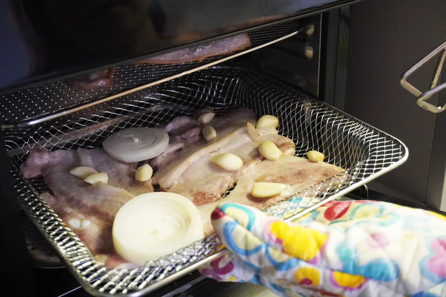 #광고 지만 진짜 좋은 골고루 익어요!

요즘 집에서 삼겹살🥓🥩 자주 구워요~
😚 리빙웰 에어프라이어에 굽는데 골고루 잘 익고
빠르고 조용해서 쓸 때마다 감탄!

음식이 닿는 곳은 ALL 스테인리스 소재라 안심👏👏
게다가 외부는 LG화학 안심 ABS 소재라서 더 안심👏👏
재활용소재가 아니라는 것도 확인해보세요!

16L 대용량 오븐형으로 3단까지 가능해요!
저는 우선 삼겹살 1근 2단으로~
양파와 통마늘까지 같이 굽굽해봤습니다.

투명 유리창에 조명도 있어서 익어가는 거 보면서
온도 조절 해주면 됩니다.

조리도구도 모두 스테인리스라서
식기세척기에 넣을 수 있어서 설거지까지 너무나 편해요.

유일한 단점이라면 너무 조용해서 
요리 중이라는 걸 까먹을 수 있다는 거! 🤣🤣
발열도 적어서 냉장고장 가전장에 넣고 써도 좋더라고요.

겉바속촉으로 맛있게 구운 삼겹살~
한 번에 구워서 가족들이 다 같이 먹을 수 있어요.
한 사람은 굽느라 먹지 못하고~ 이런 일 없답니다.

😚조용하게 빠르게 골고루 익는
리빙웰 에어프라이어로 
매일 맛있는 요리해요😚

#에어프라이어 #삼겹살 #집에서삼겹살 #저메추 #에어프라이어삼겹살 #리빙웰 #리빙웰에어프라이어 #올스테인리스에어프라이어 #오늘뭐먹지 #요리스타그램 #주방스타그램