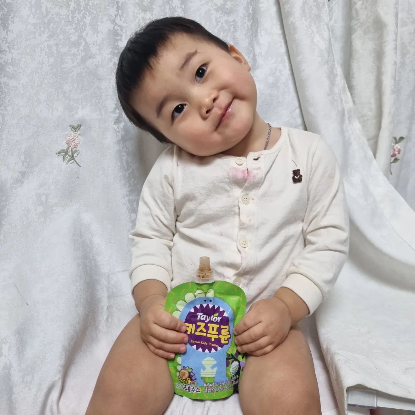 [테일러 푸룬주스] #베페체험단
임신을 하게 되면
꼭 찾게 되는 것이 있는데
바로 푸룬! ^^
말린 서양자두로 산미가 적고 단맛이 많아
그냥 먹기도 하지만
난 푸룬주스가 더 좋다.

식이섬유나 철분, 칼륨,
미네랄 비타민이 고루 함유된 과일이면서
100년 전통을 지닌 테일러 푸룬은
가장 당도 높은 늦여름에 수확한
유기농 푸룬이 약 50개나 들어간데다
합성첨가물이 없는 100% 유기농이라
임산부도 가족들도 안심하고 먹을 수 있다. 

특히나 임신 중기부터
철분제를 먹어야 하니
임산부들이 더 찾게 되는 푸룬주스!

엄마꺼는 못 뺏어먹게
아이들은 키즈푸룬으로~~
푸룬 퓨레에 레몬과 사과 농축액을 넣어
새콤달콤하게 맛있게 먹을 수 있으면서
스파우트 파우치로 되어 있어
가방 속에 쏙~ 넣어서 가지고 다니기도 편함!
역시나 아이들이 먹는거니
합성첨가물 없이 100% 푸룬주스이니
20개월 셋째도 먹기도 편하고
맛도 있어서 너무 맛있게 잘 먹는다.

2024 46회 베페 베이비페어는
9월 26일~29일 코엑스에서 열린데요!

유기농푸룬주스 - https://www.taylorprune.com/shop/shopdetail.html?branduid=10331308&sear

키즈푸룬 - https://www.taylorprune.com/shop/shopdetail.html?branduid=10331319&sear

#베페 #베이비페어 #베페베이비페어
#테일러 #taylor
#테일러유기농푸룬주스 
#테일러유기농푸룬주스후기
#테일러키즈푸룬후기
#테일러팜스
#테일러푸룬 #푸룬 #푸룬주스 
#유기농푸룬 #키즈푸룬 
#테일러키즈푸룬 #키즈음료 
#아이간식 #이너클린 
#2024베페베이비페어 #2024베페
#임신31주 #임신8개월
taylor_prune