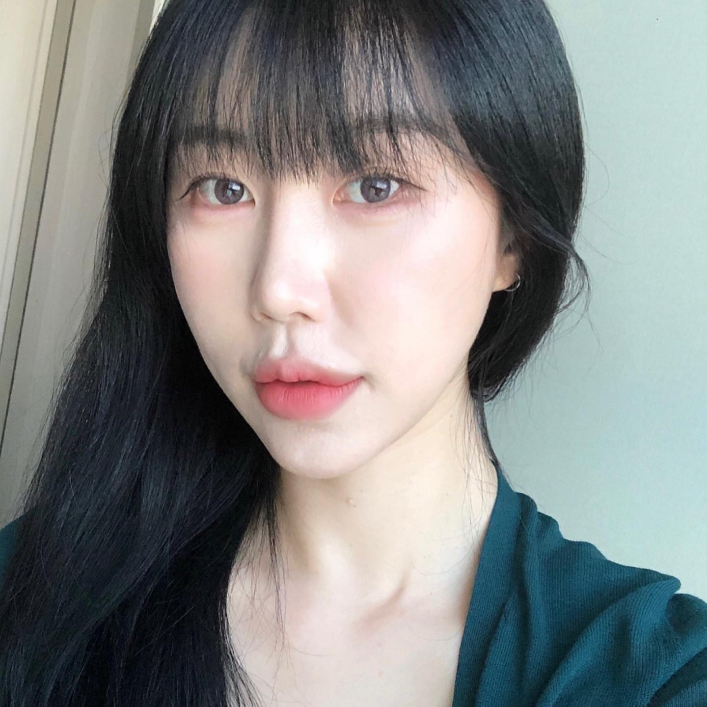 #제품협찬 스몰직경으로 사이즈로 데일리로 착용하기 너무 좋고, 착용했을때 그래픽이 너무 예뻤던 멜로이!
부드럽게 써클링이 들어가 있어서 스몰 직경이지만 눈동자를 또렷하게 해주는 효과가🫶🏻🖤
특히 멜로이 그레이컬러의 쿨한 발색이 너무 예뻐서 블랙으로 염색하고 더욱 더 손이 많이가는 렌즈✨

✔ 1month/2P 한 달 착용 팩렌즈
✔ 색상 : 로지쵸코, 그레이
✔  15,000원 (1+1)
✔ 그래픽 직경 : 13.0mm