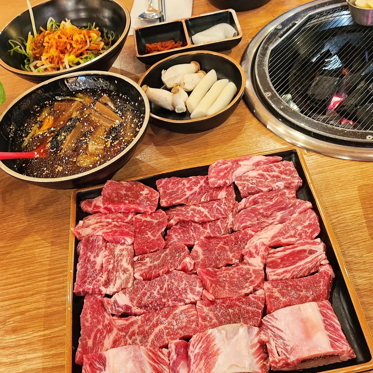 #협찬 서비스 잘 주는 소꽃갈비 맛집 <또바기>

#증평고기집 #또바기 에 다녀왔어요.
맛있는 소꽃갈비 실컷 먹고, 
친화력 갑, 센스 끝판왕 사장님께서 
서비스로 챙겨주시는 한돈 특수부위로 
배 든든하게 마무리 하고 왔습니다. 

여기가 원래 서비스를 잘 주시기로 유명하다고 하네요.
(때에 따라 서비스 품목이 바뀔 수도 있으니 자세히 말할 수는 없지만,) 모든 테이블 골고루 섭섭치 않게 챙겨주시고, 바쁘신 와중에도 숯불에서 탈 것 같은 소리가 나면 듣고 달려와서 도와주시더라고요.
저희도 맛있는 소고기 한점도 태우지 않고 그 어려운 숯불구이 맛있게 해 먹었네요.

#소꽃갈비살 🥩(600g 59,000원)
마블링 살아있고, 때깔 예술입니다.
부드럽게 살살 녹는 소고기를 특제 소스에 콕 찍어 먹고, 쌈채와 곁들임 메뉴가 하나같이 맛있어서 꿀조합 백 아흔번은 만들어 먹었습니다. 

#배꼽살 과 갈목살을 서비스로 주셔서 궁금했던 또바기 한돈도 맛봤는데, 쫀득 쫄깃 오독하니 맛있었어요.

담에는 돼지고기도 먹으러 와야겠다.. 헤헤! 
고기는 맛있지, 사장님도 너무 좋으셔서 
단골이 되어버릴 수 밖에 없었습니다. 👍

#증평맛집 #초중리 #증평초중리 #증평또바기 #맛스타그램 #먹스타그램 #먹소통 #먹팔맞팔 #맛집 #맛집탐방 #맛집투어 #먹부림 #먹팔