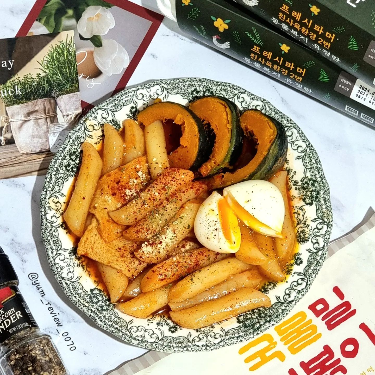 #협찬 #프레시파머 

휴무전날은 긴장 사르르 풀어지는날😊 

오랜만에 야식 맘껏 즐겼습니당🍽
프레시파머에서 보내주신 경성주막떡볶이와
특허받은 프레시파머 계란으로 씐나게🎶🎵 

하루 2알의기적🥚 프레시파머 동물복지
유정란은 💯% GMO-FREE식물성 사료만을 
사용,국내 유일의 특허받은 기능성 계란으로 
상위 1% 예요!!
💯% GMO-FREE식물성 사료만을 
확실히 노른자가 남달라💛🧡탱글탱글~
찐한 주황빛이 돌고 꼬소꼬소🍳
매콤달콤,감칠맛 확 도는 경성주막1929
떡볶이도 얼마나 맛있던지~!!
맛난거➕️맛난거🟰입맛대폭발!!!!!!!
프레시파머 계란과 함께라면 건강한 야식으로 
완전 가능❤️

📣경성주막 떡볶이 쿠팡/11번가/자사몰
구매가능!!
📣프레시파머는 네이버/자사몰 구매가능!!

계란+떡볶이,맛있게 잘 먹었습니다🙏

freshfarmer_egg

#제품제공 #계란 #유정란 #유기농 #경성주막떡볶이 #집밥 #홈쿡 #koreafood #밀키트추천 #쟁여템 #건강한야식 #먹스타 #먹스타그램 #야식 #분식밀키트 #떡볶이 #계란요리
