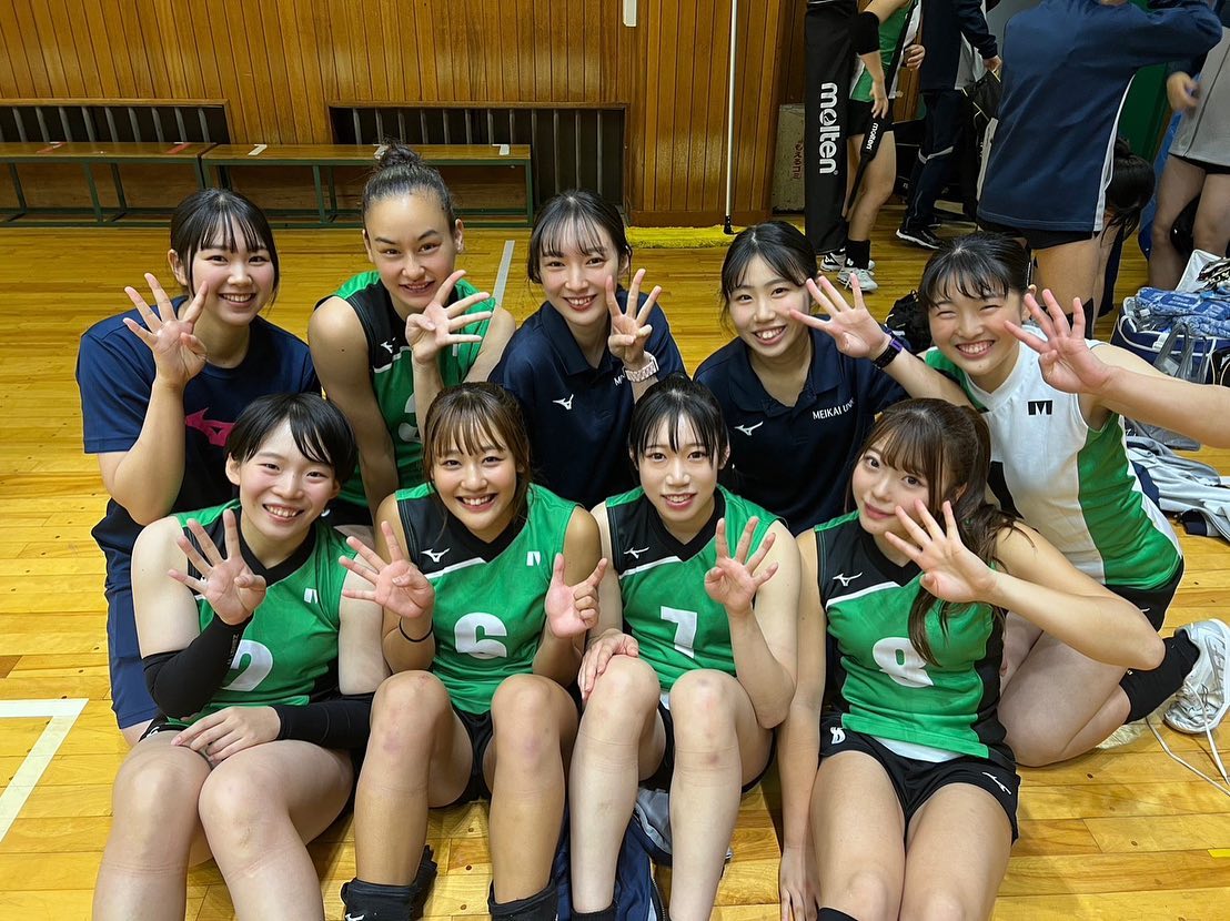 4年生💚同期🤝🏻
いつもありがとうみんな大好きです🫶🏻

入学時6部から始まりやっとここまで来れました…
後は入れ替え戦で勝って1部に昇格🔥

📷：関東学連
.
.
.
#明海大学 #明海大学女子バレーボール部 #volleyball #バレー部 #バレーボール部 #四年生 #同期 #いつもありがとう