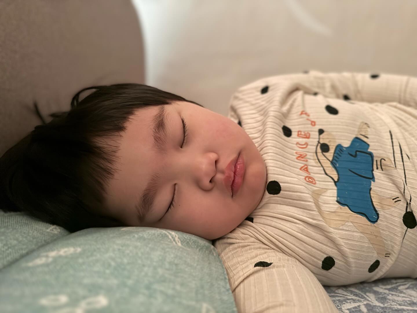 첫줄# 
.
자는모습은 또 어찌 이리이쁠까❤️
하루종일 투닥투닥하다가도 
그래도 사랑스럽고😘

#육아소통 #육아맘 #육아일기 #아들맘 #소통
