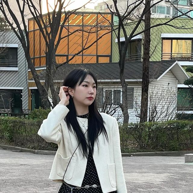  멋쟁이토마토 on Instagram: "우리 엄마 사진 꽤나 잘찍는다 vV

#광고 #ADAUL #어다울 #자켓 #트위드 #원버튼자켓 #하객룩 #출근룩 #데이트룩"