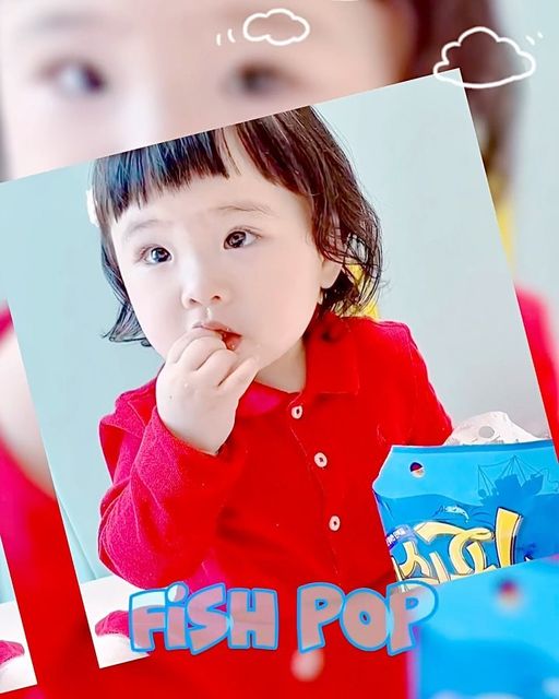  Nora on Instagram: "#광고 ASMR 노라의 먹방 with #글루텐프리 #단백질간식 피쉬팝

알래스카 프리미엄 명태연육으로 만든 밀가루 없는 고단백질 #영양간식
계란 2개와 동일한 단백질 11g 함유
한봉지에 135 칼로리

#피쉬팝 오리지널맛 (35g)
♡︎ 바삭바삭 #ASMR (노라의 2-3번째 영상)
♡︎ 노라도 정말 너무 맛있게 먹었다
♡︎ 짭짜롬함 정말 미국의 맛 (많이 안먹어도 만족해서 좋았다)
♡︎ 다이어트 할때도 먹어도 한번에 많이 안먹게 되서 좋았다 (건강식도 너무 많이 먹으면 안좋으니 적당히 먹는게 좋다)
♡︎ 미국과자 맛이 궁금하시거나 좋아하시면 추천 드려요! (보통 이정도로 짭짜롬하다) 

피쉬팝 칠리맛 (35g)
♡︎ 화학으로 만들어진 인위적인 매운맛이 아니라 칼칼한 매운맛 
♡︎ 정말 매운 고추의 칼칼한 맛
♡︎ 매운 레벨은 신라면과 불닭볶음면의 중간쯤(중간보다 조금 덜?) 매운맛 
♡︎ 요건 노라맘 혼자 먹는걸로 ㅋㅋ 
♡︎ 노라맘의 지인과 함께 먹어봤는데 술안주로 딱이라 했다 

피쉬팝 허니버터맛 (35g)
♡︎ 매우 달다~ 그래서 노라가 먹으면 중독될 것 같아서 노라맘만 먹은건 안 비밀🤫 
♡︎ 정말 다이어트 할때 단 거 먹고 싶으면 한두 개 먹고 만족할 수 있다
♡︎ 단.짠.단.짠은 사랑이죵~ 
♡︎ 바삭 바삭~~

네이버에서 검색: 글루텐프리 단백질스낵 피쉬팝 35g (허브솔트/허니버터/칠리) [원산지:미국]

구매 링크: https://bit.ly/3HyVpQT

🔖 𝑻𝒉𝒂𝒏𝒌 𝒚𝒐𝒖 피쉬팝 & 바다소리

#🐰
#dear__nora #Nora
#디어노라 #노라
#다이어트안주 #프로틴스낵"