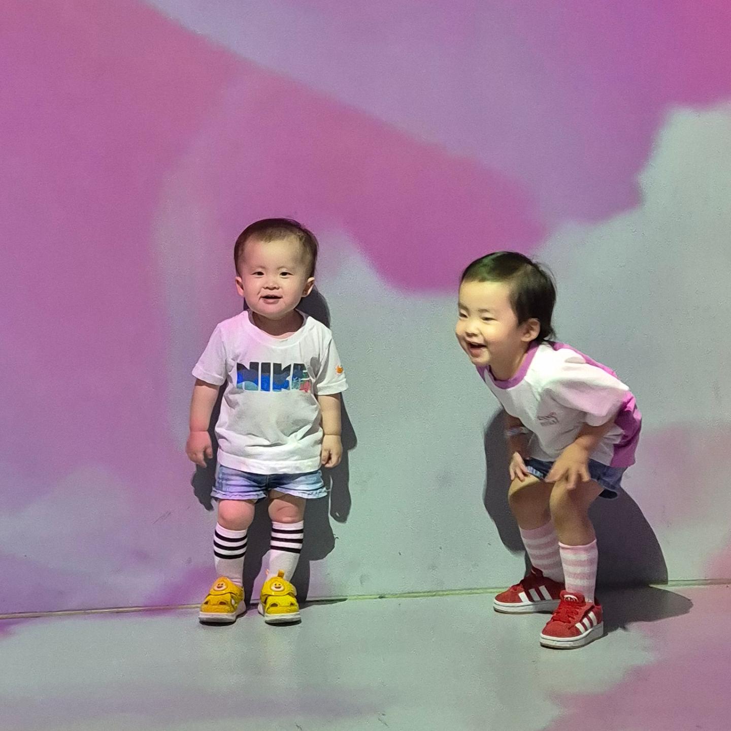 .
오랜만에 기록하는 우리집 강아지들 ❤️
수족구에 폐렴같은 감기에... 다사다난했고 
여전히 서로 맞춰가며 지내는 시간들이지만
이젠 제법 둘이 노는 법도 알아가는 강아지들 ☺️

#자매스타그램 #연년생일상
#귀여운똥강아지들 #우당탕탕우리일상