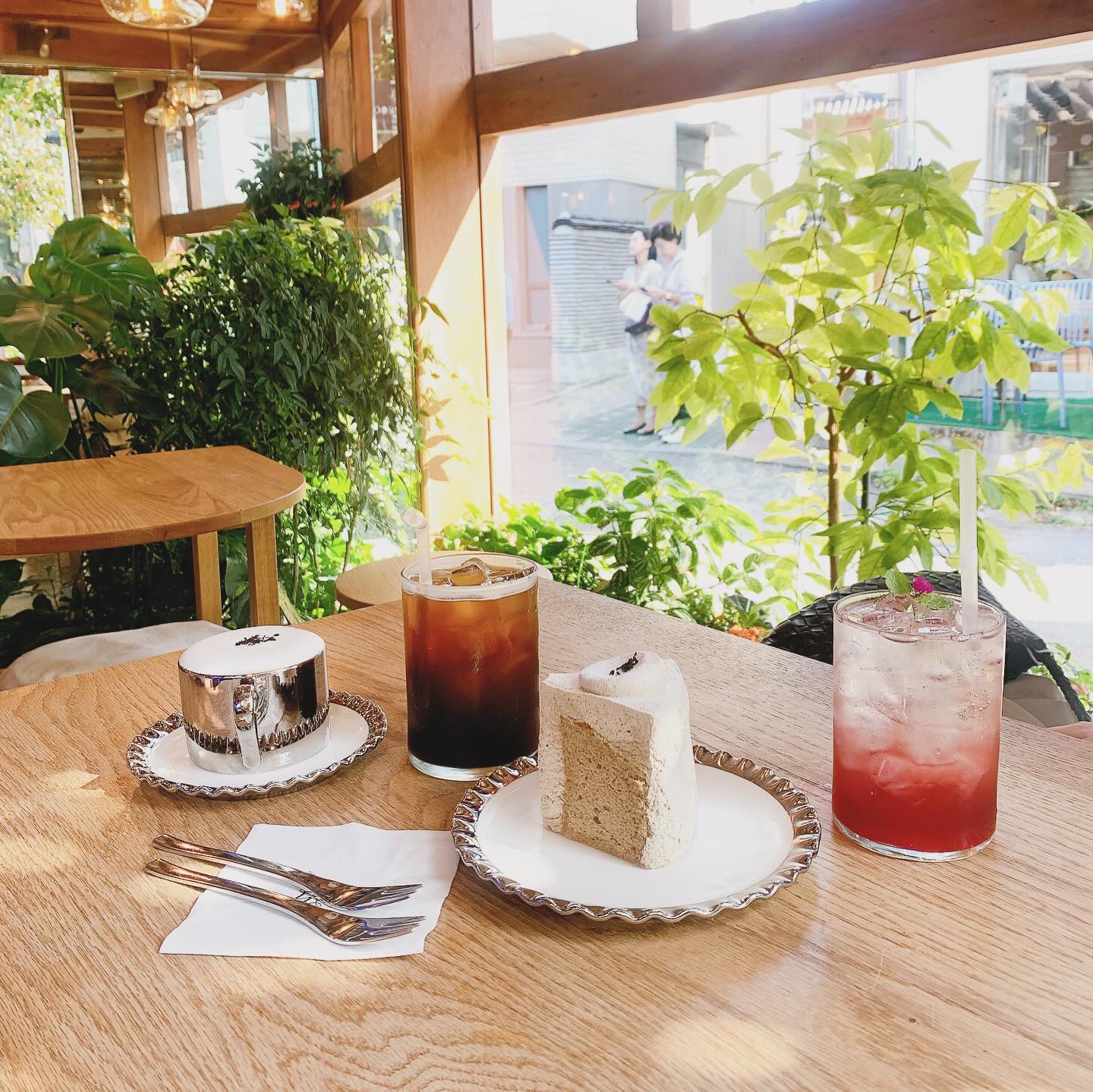 .
한동안 누리지 못했던
내 사랑 카페♡ 맛집♡
다시 시작해야징✨

좋은 사람들과 담소 나누고
서로를 응원하고 위로하고
그냥 그렇게 서로의 이야기를
들어주는 것만으로도
작지만 큰 행복을 느끼는 요즘
소소한 행복이 켜켜이 쌓이도록
2024년 마무리 잘 해야지☺️
.
.
.
#1일3카페
#가능한
#카페덕후
#카페순이
#소확행