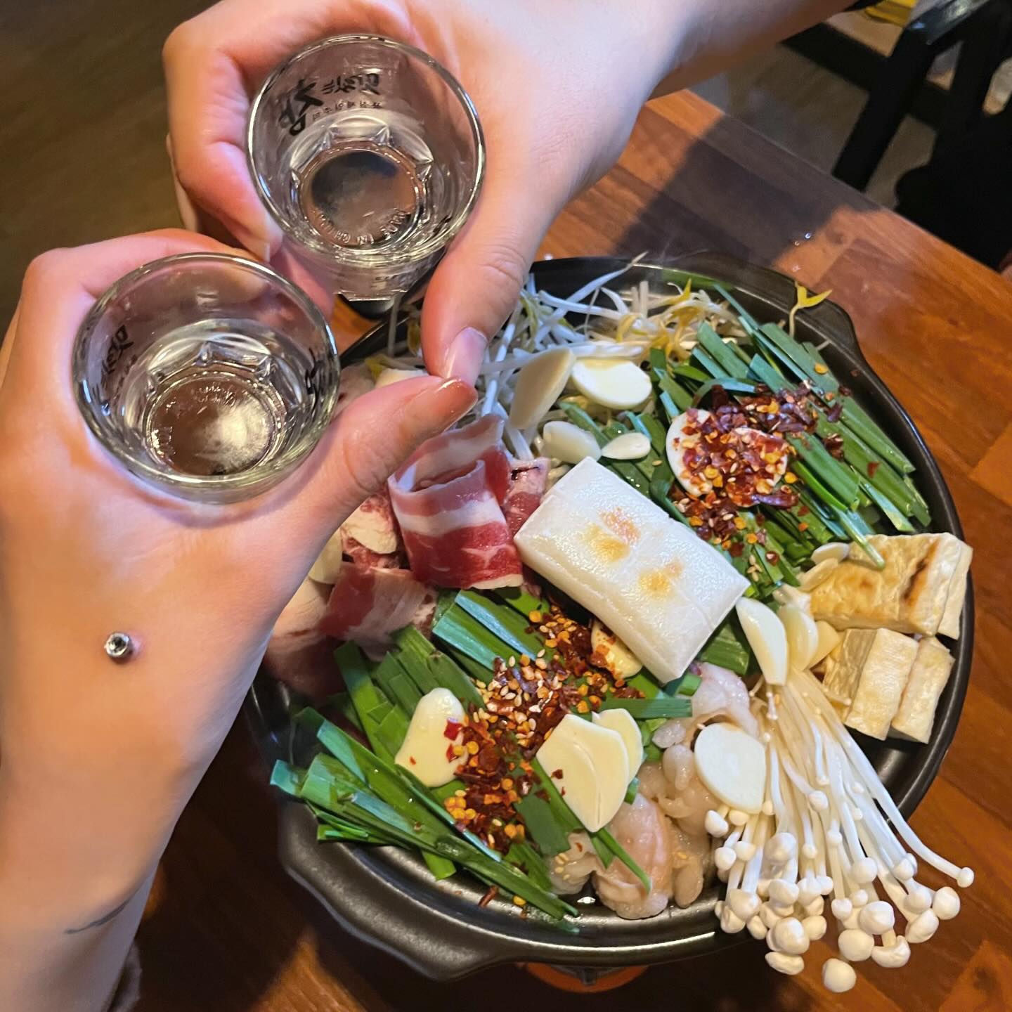 #서막 #삼덕동이자카야 #삼덕동술집 #삼덕동맛집 #식사권제공 

📍 삼덕동 이자카야 서막
📍 주소 : 대구 중구 국채보상로150길 86
📍 영업시간 : 17:30-01:00(매달 2, 4째 일요일 휴무)
📍 전화번호 : 0507-1353-2118
📍 네이버 예약시 위스키 하이볼 1잔 쿠폰 제공 🎁

시그니처메뉴 #모찌모츠나베 위에 올라간 모찌는 엄청 쫀딕쫀딕!
맵기 조절 가능해서 느끼하지 않게 먹을 수 있었음
일본풍 분위기로 다다미방 느낌의 공간이 있어서 일본온 느낌 물씬!
친절하신 사장님 직원분 덕분에 기분 좋게 먹을 수 있었음 깔깔