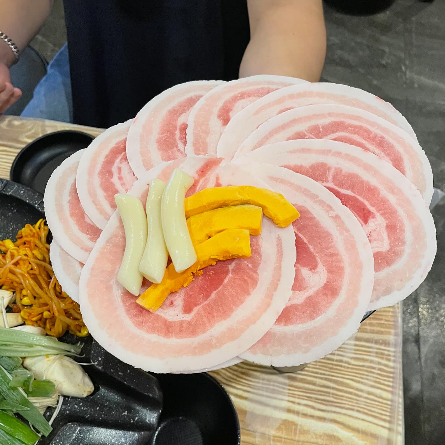 그냥 막 들어갔는데 성공적🍀🥓🥬🧊🍜🍶
.
맛있쟈냐? 왜 가게 텅텅 비었냐고 
번창하세요 사장님!!٩꒰｡•◡•。꒱۶ 
.
역시 냉면엔 김이지🖤
.
.
.
.
#1mm냉삼겹 #서면1mm냉삼겹 #서면냉삼겹맛집